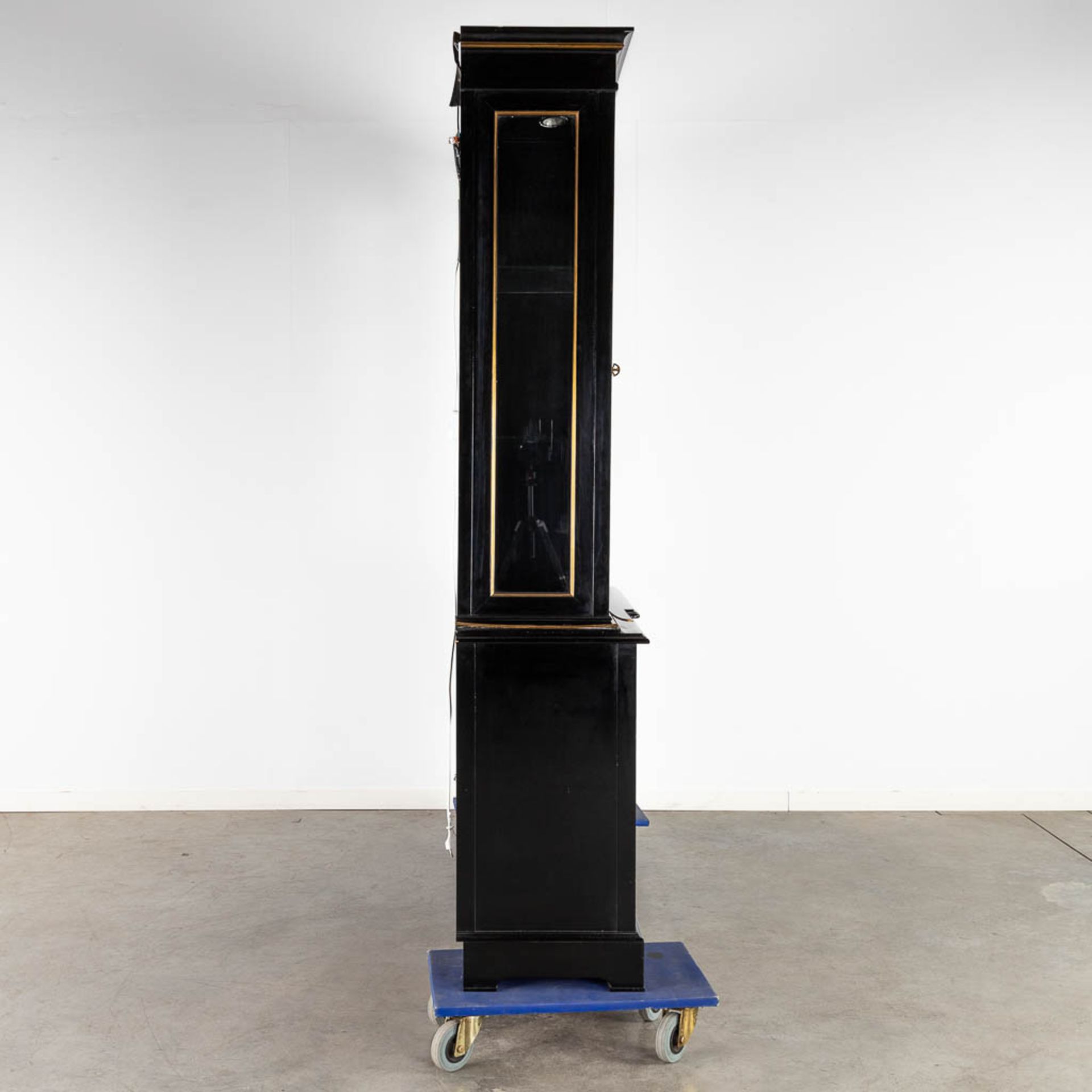 A black lacquered bookcase with gilt hardware. 20th C. (D:42 x W:167 x H:198 cm) - Image 6 of 13