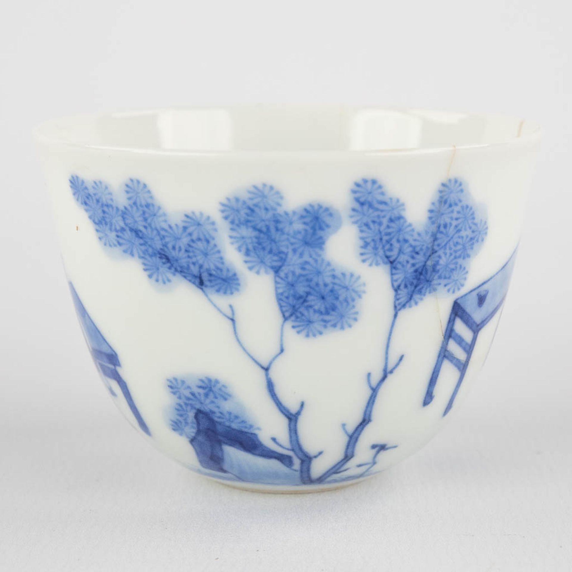 A small Chinese teacup with blue-white erotic scène, Chenghua mark, 19th/20th C. (H:4,5 x D:6,2 cm) - Image 6 of 11