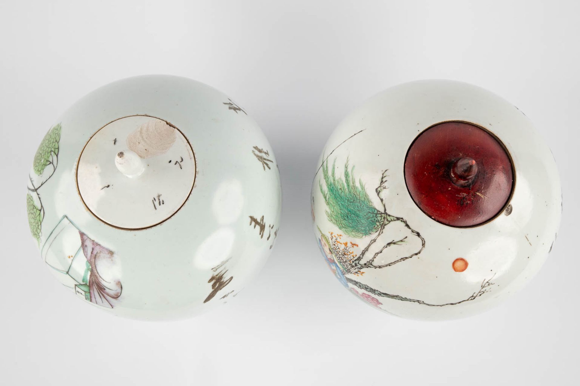 Two Chinese ginger jars, Famille Rose, decorated with wise men and fishermen. 19th/20th C. (H:30 x D - Image 6 of 15