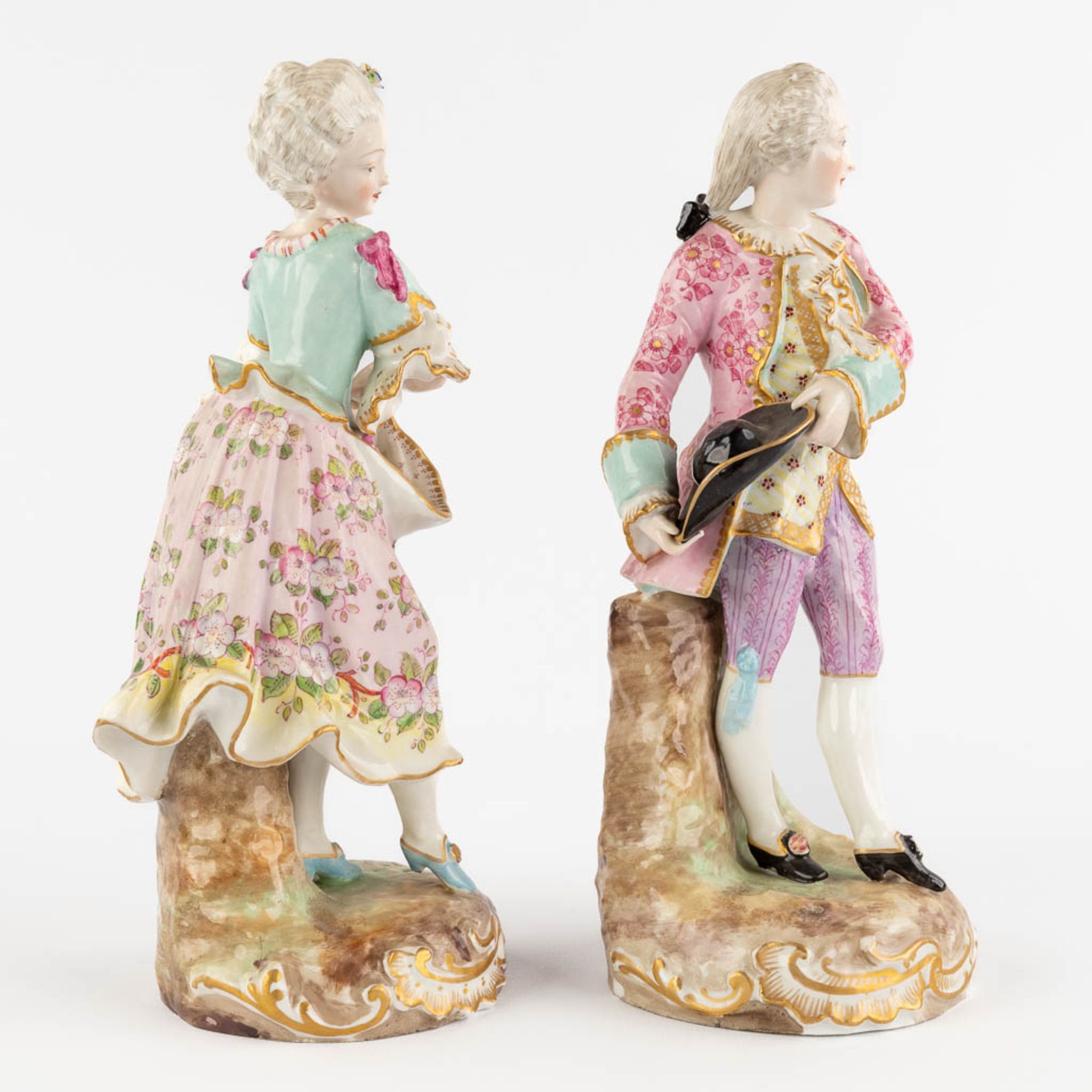 A Noble man and woman, polychrome porcelain with Meissener marks. (H:23 cm) - Bild 3 aus 9