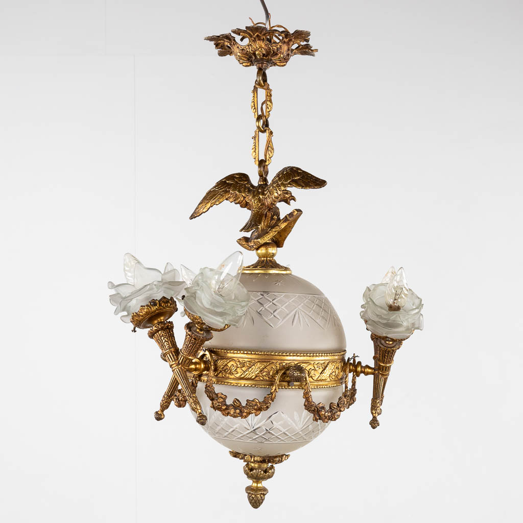 A chandelier, bronze mounted with glass and flambeaux and an eagle in Louis XVI style. (H:60 x D:44  - Bild 3 aus 12