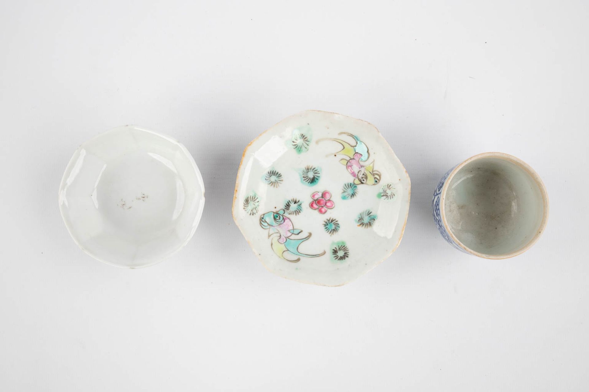 A collection of Chinese and Japanese porcelain, Imari, Blue-white, Famille Rose. 19th/20th C. (D:21 - Image 18 of 19