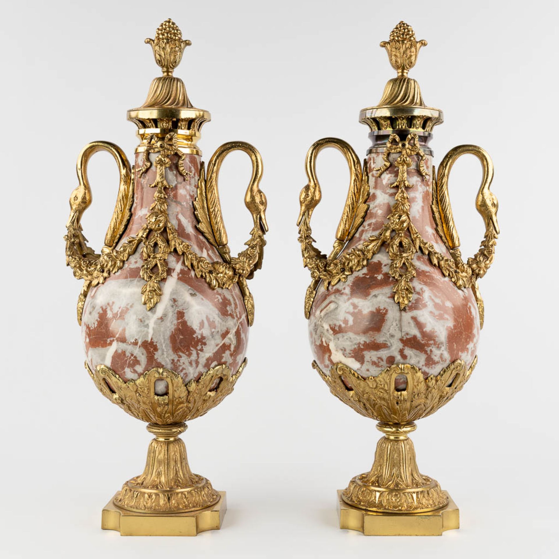 A pair of cassolettes, red and grey marble mounted with bronze in Empire style. (D:18 x W:23 x H:54  - Bild 3 aus 13