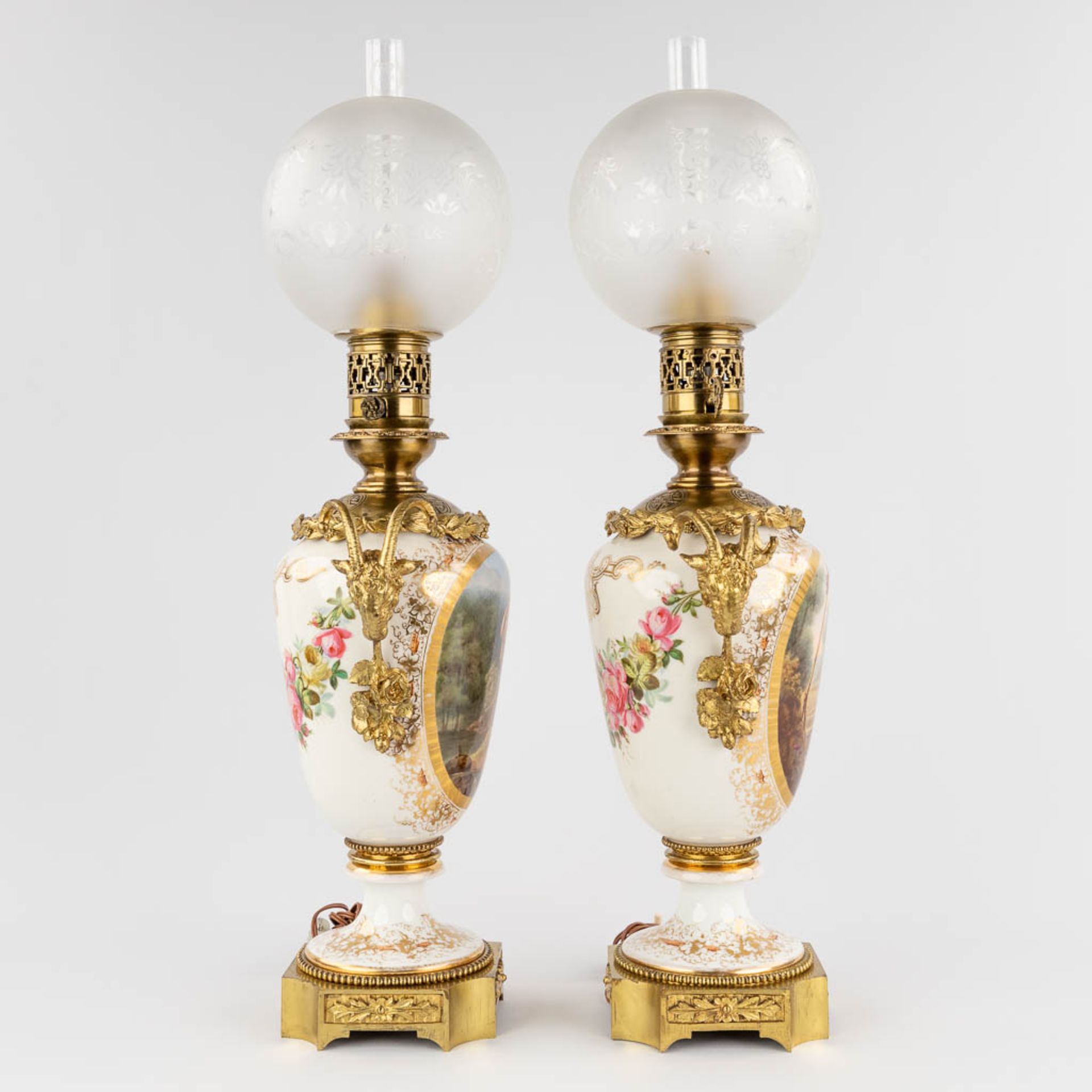A pair of antique oil lamps reformed into table lamps, hand-painted decor and mounted with bronze. 1 - Bild 4 aus 17