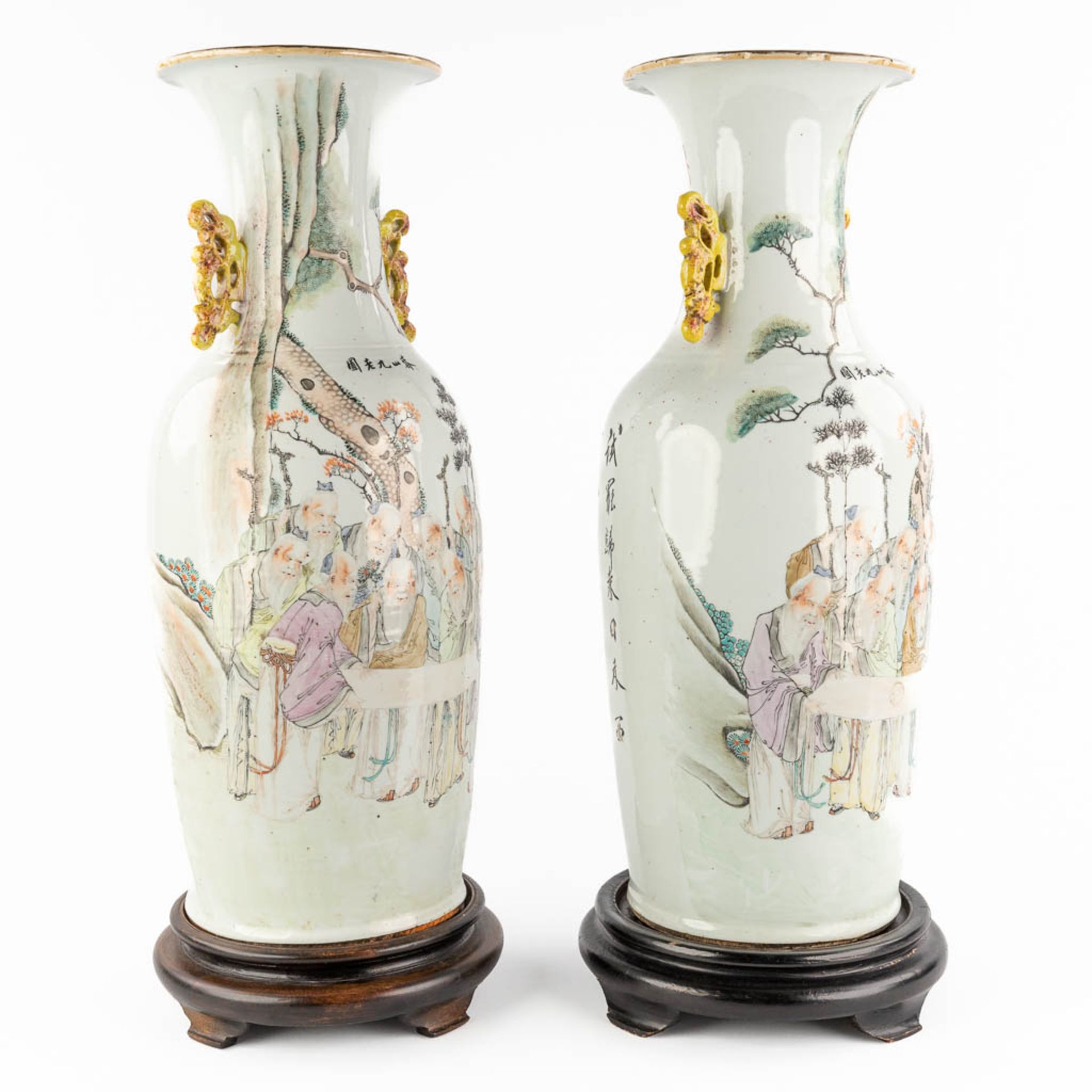 A pair of Chinese vases Qianjian cai, decor of wise men holding a cloth, signed Tu Ziqing. 19th/20th - Image 3 of 19