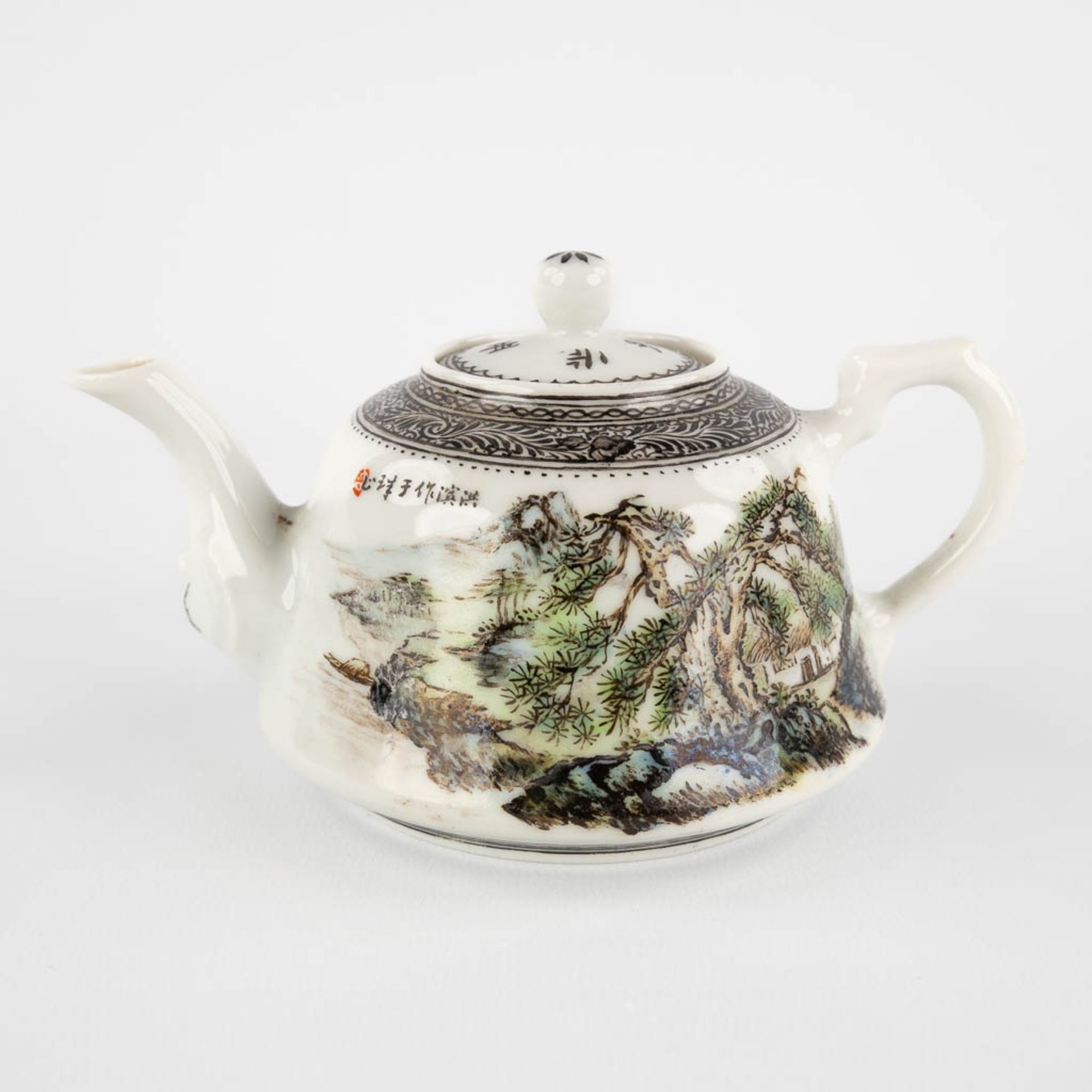 A Chinese teapot with landscape decor, 20th C. (D:11 x W:15 x H:9 cm)