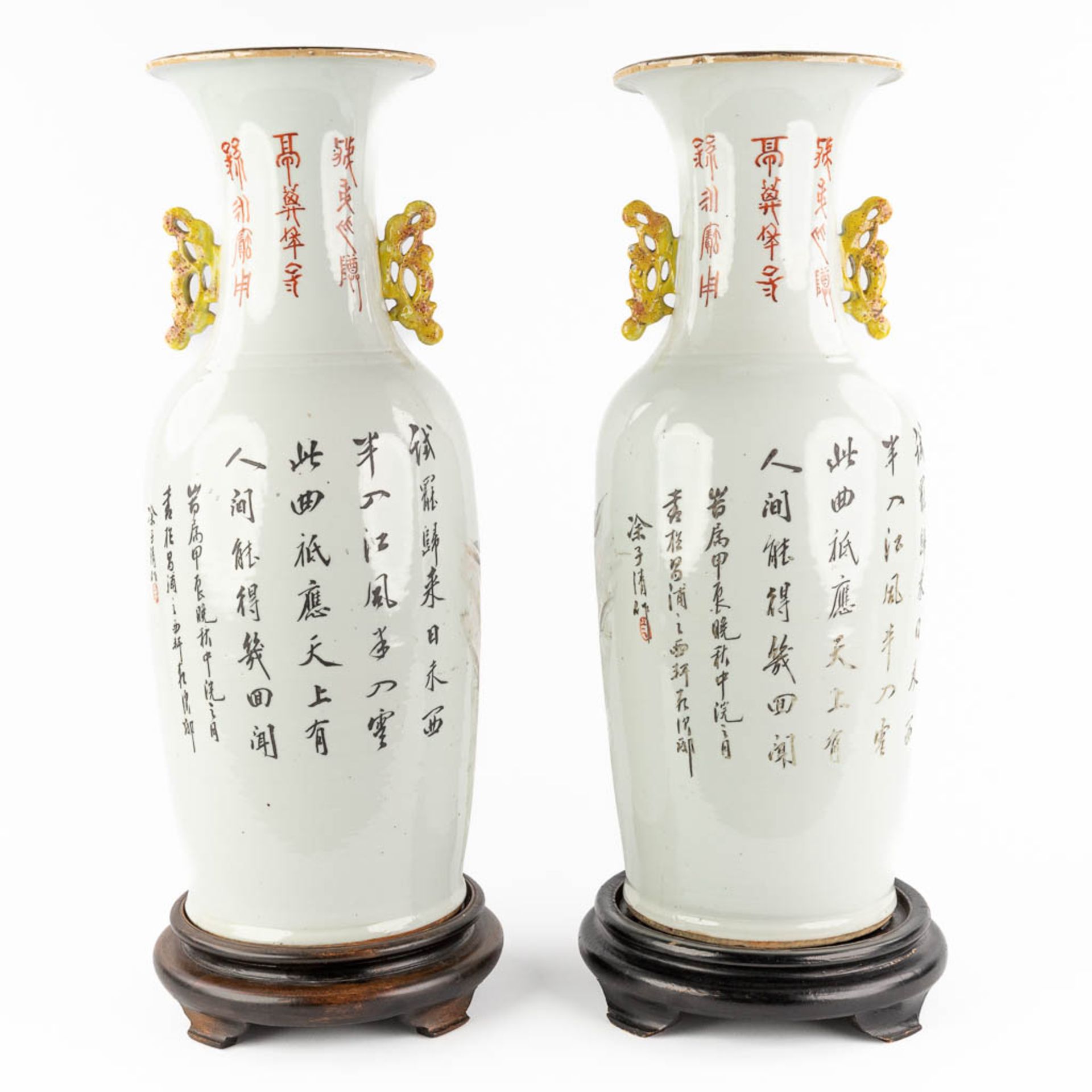 A pair of Chinese vases Qianjian cai, decor of wise men holding a cloth, signed Tu Ziqing. 19th/20th - Image 5 of 19