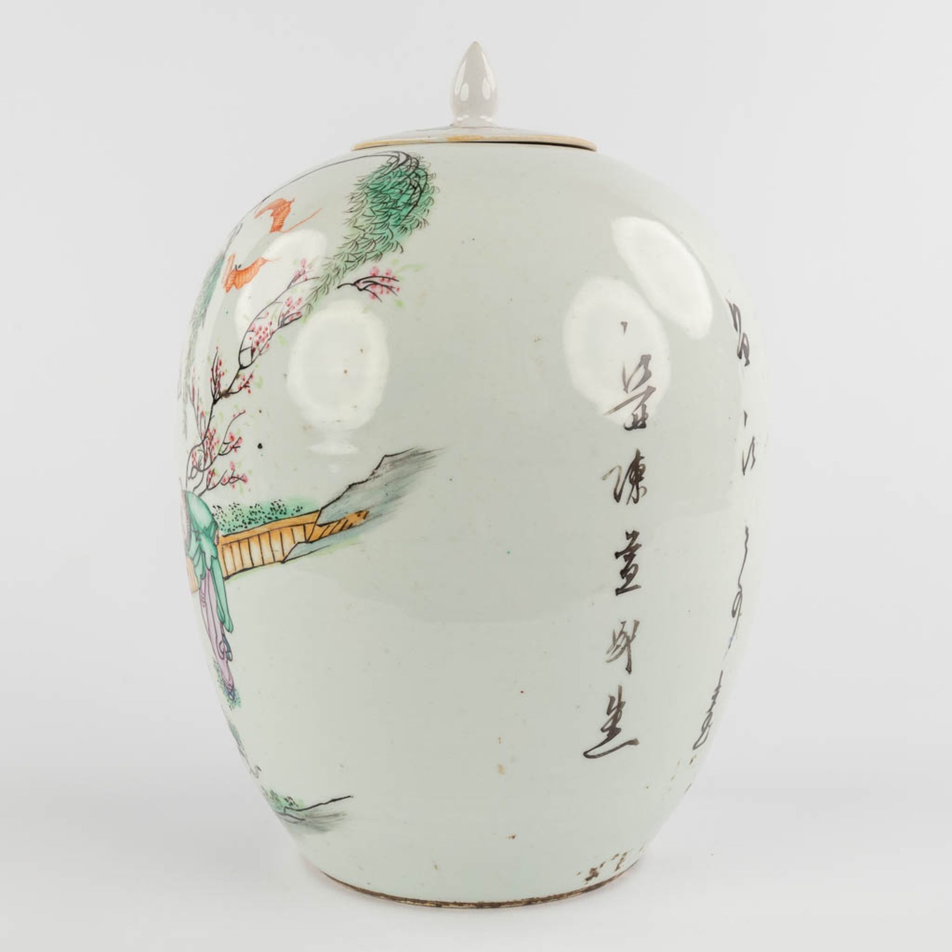 Two Chinese vases and a Ginger Jar, decorated with ladies. 19th/20th C. (H:57 x D:23 cm) - Image 25 of 31