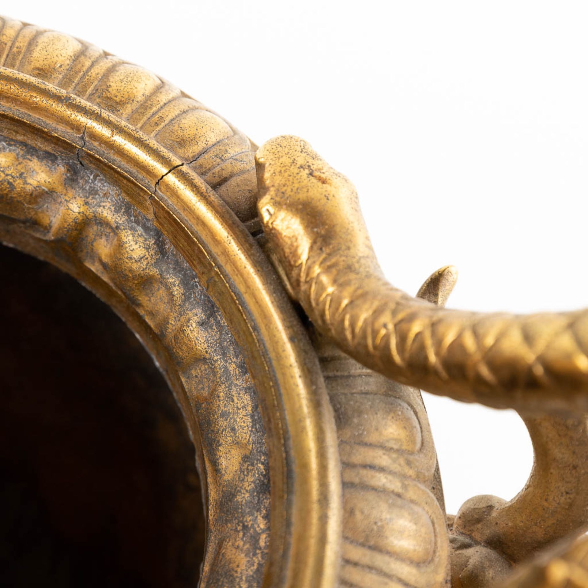 An urn with large handles, decorated with putti and grape vines, bronze mounted on marble. (W:25 x H - Image 17 of 17