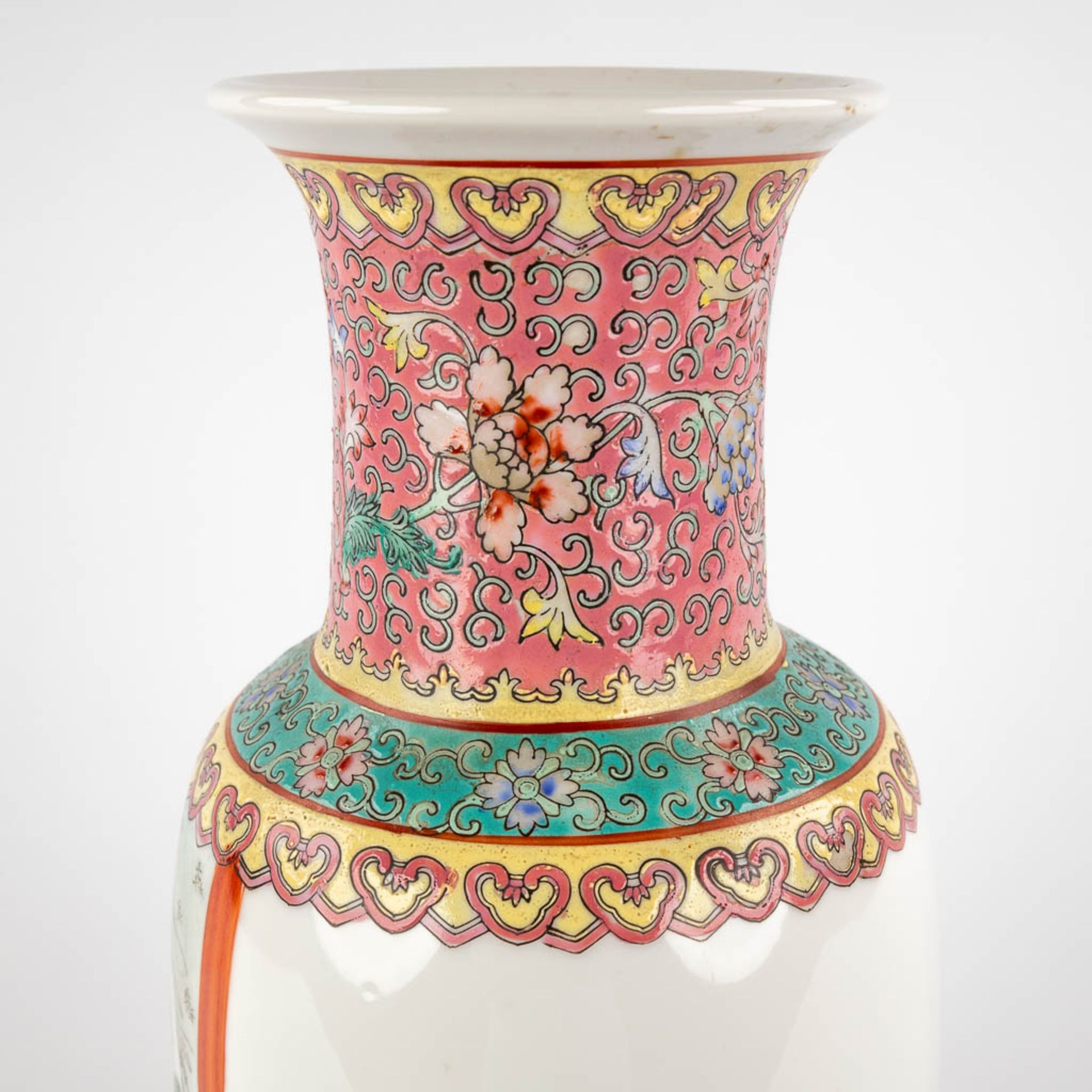 A Chinese vase with decor of Ladies at a desk, 20th C. (H:36 x D:14,5 cm) - Image 7 of 12