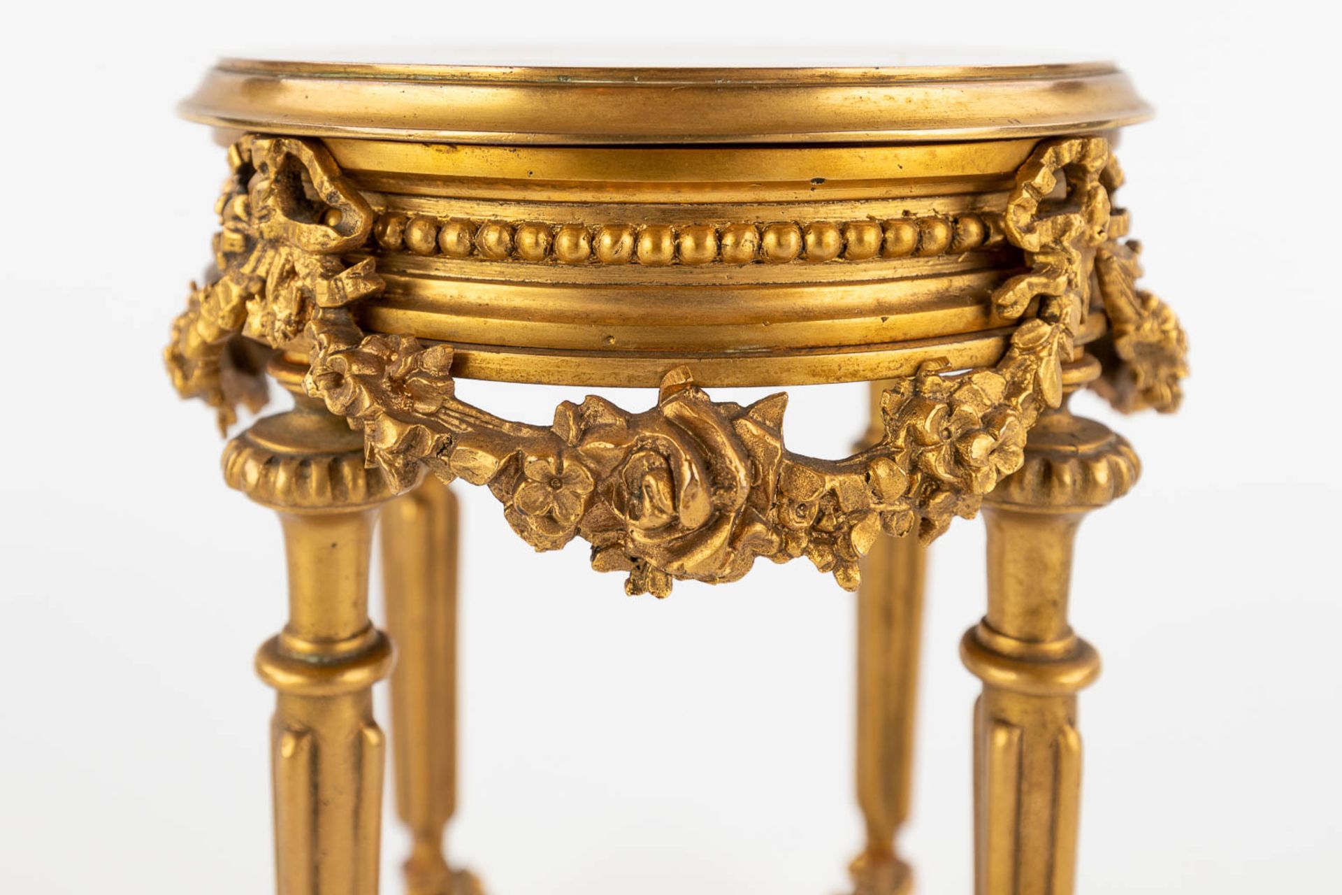 A miniature side table, gilt bronze, decorated with finely chiselled garlands, Louis XVI style. 19th - Bild 10 aus 13
