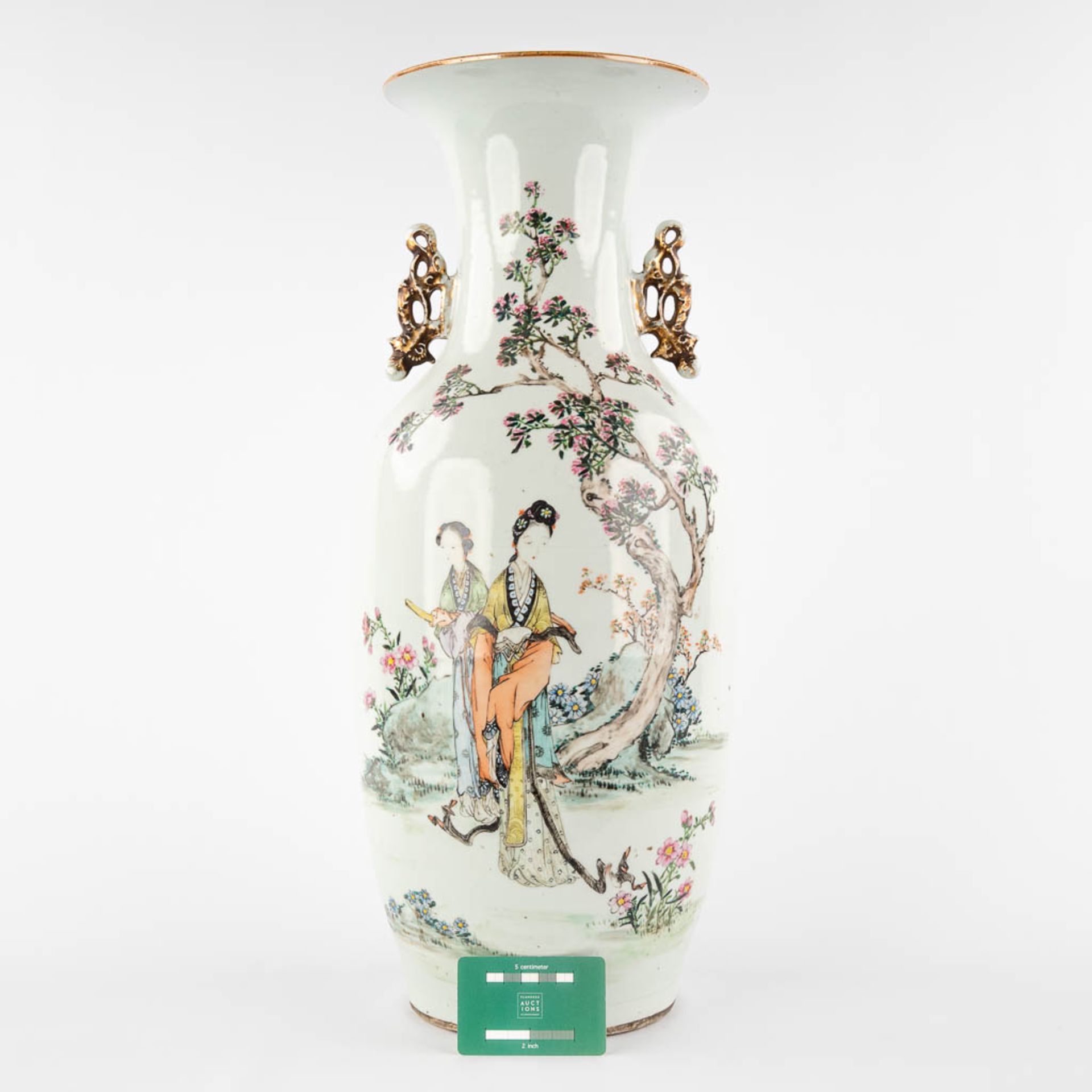 A Chinese vase decorated with ladies and calligraphic texts. 19th/20th C. (H:58 x D:22 cm) - Image 2 of 12