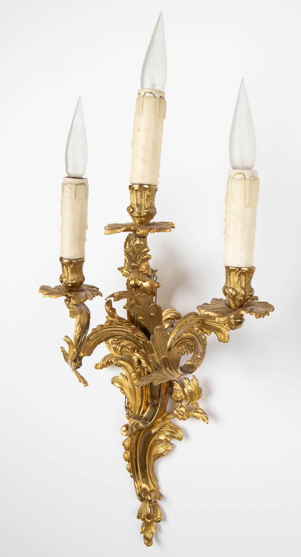 A pair of wall lamps, gilt bronze in Louis XV style. 20th C. (W:35 x H:60 cm) - Bild 3 aus 10