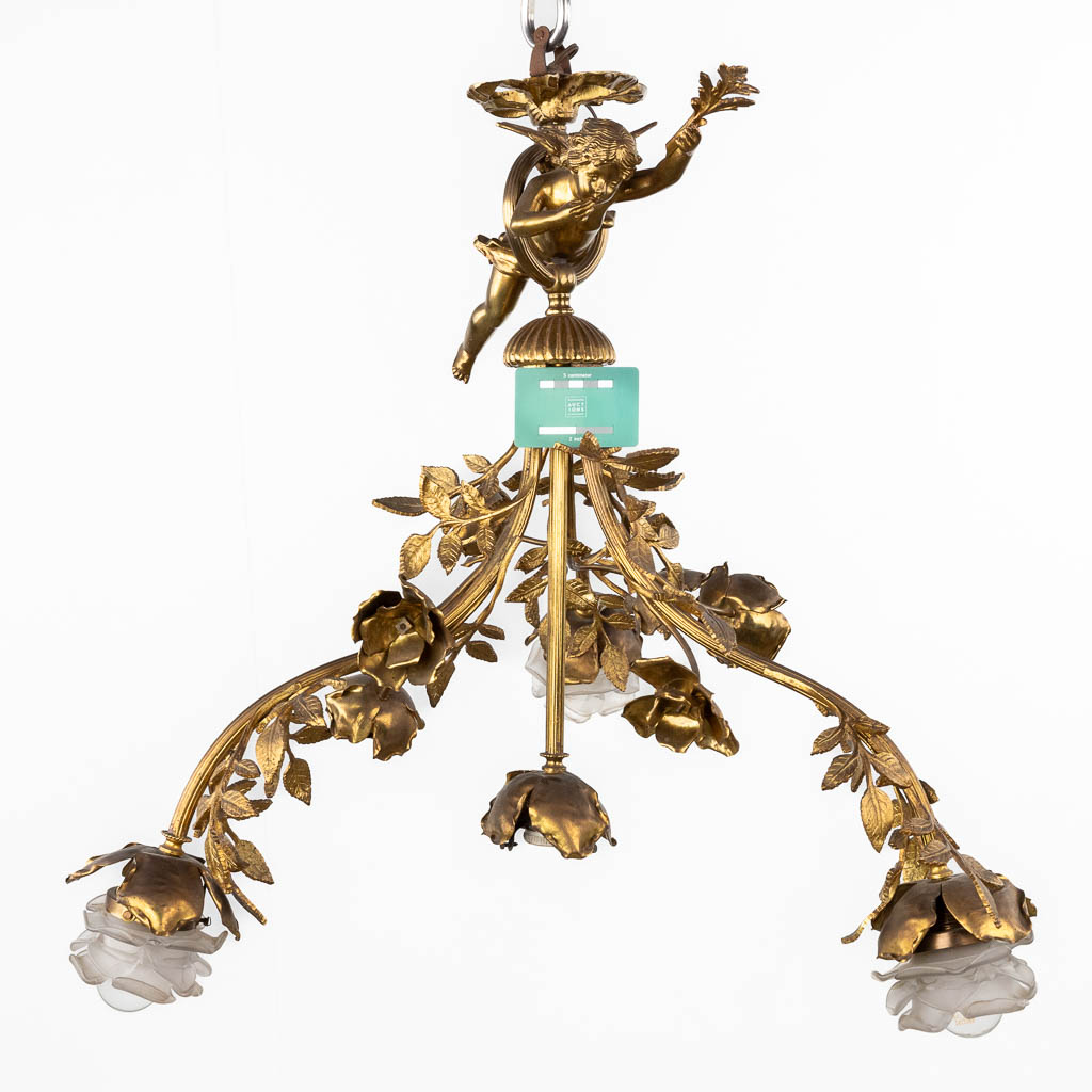 A chandelier with a putto, gilt brass decorated with branches and flowers. 20th C. (H:65 x D:56 cm) - Bild 2 aus 12