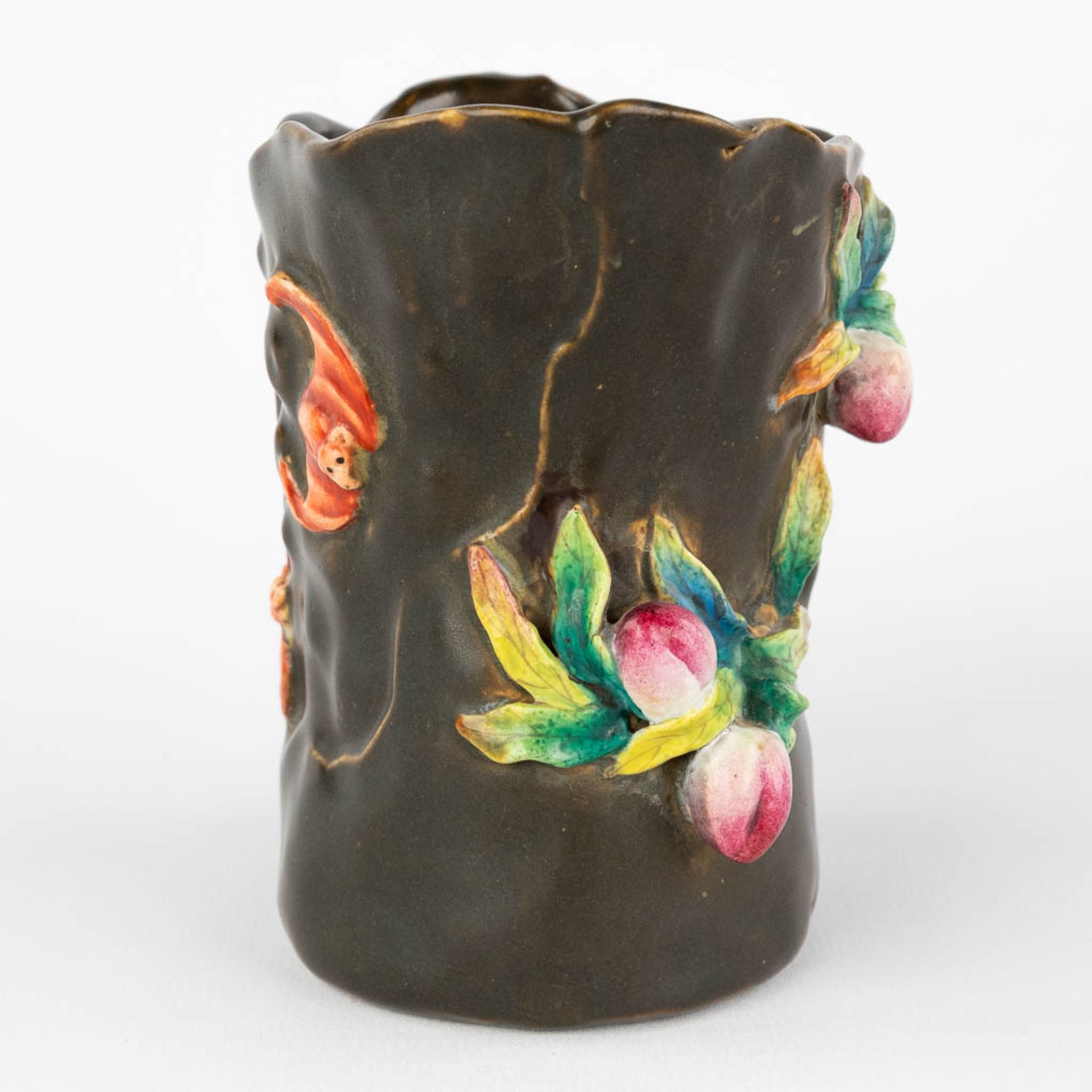 A Chinese brush pot or pitcher with 6 peaches, and bats. Qianlong mark, 19th C. (D:8,5 x W:11 x H:11 - Image 6 of 9