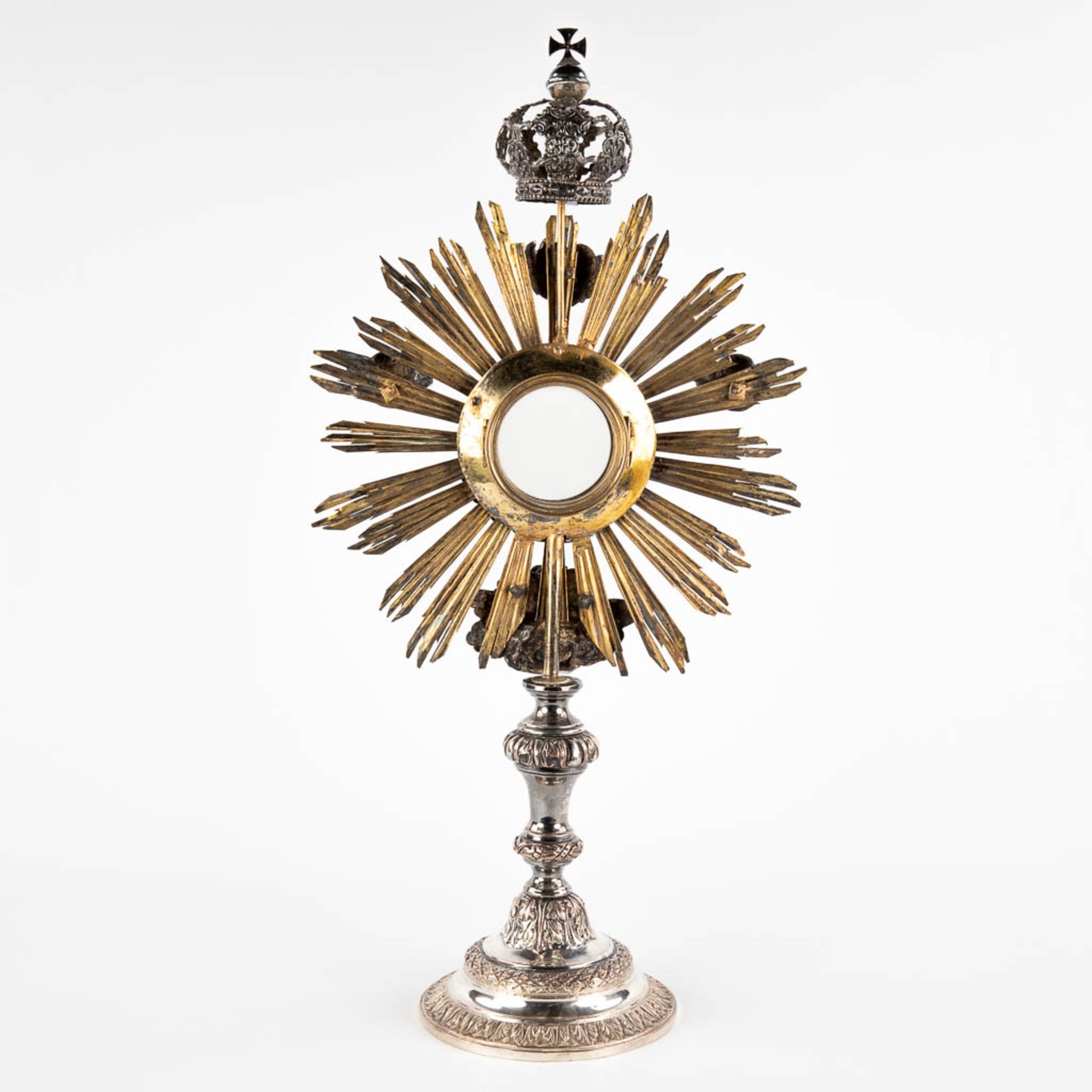 A sunburst monstrance, silver-plated metal and brass. Circa 1900. (D:15 x W:29 x H:57 cm) - Image 5 of 14