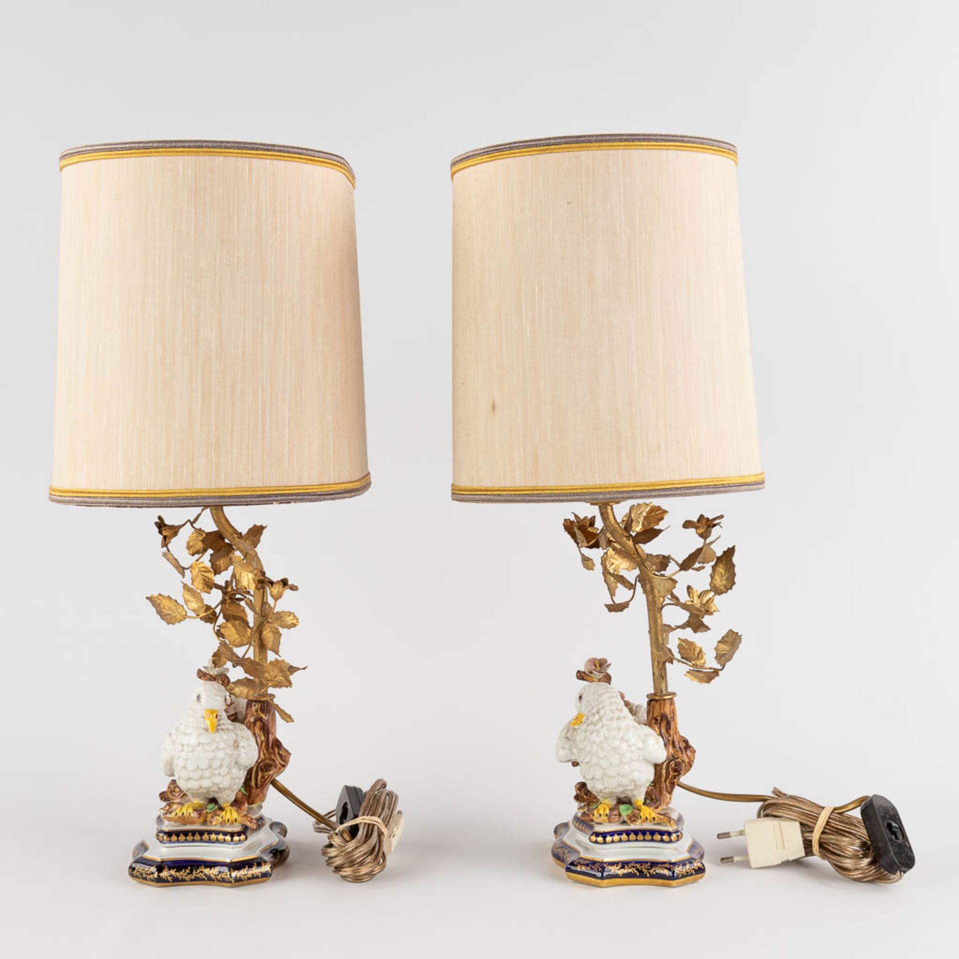 A pair of porcelain and metal table lamps decorated with birds, Sèvres marks. 20th C. (D:12 x W:15 x - Bild 3 aus 11