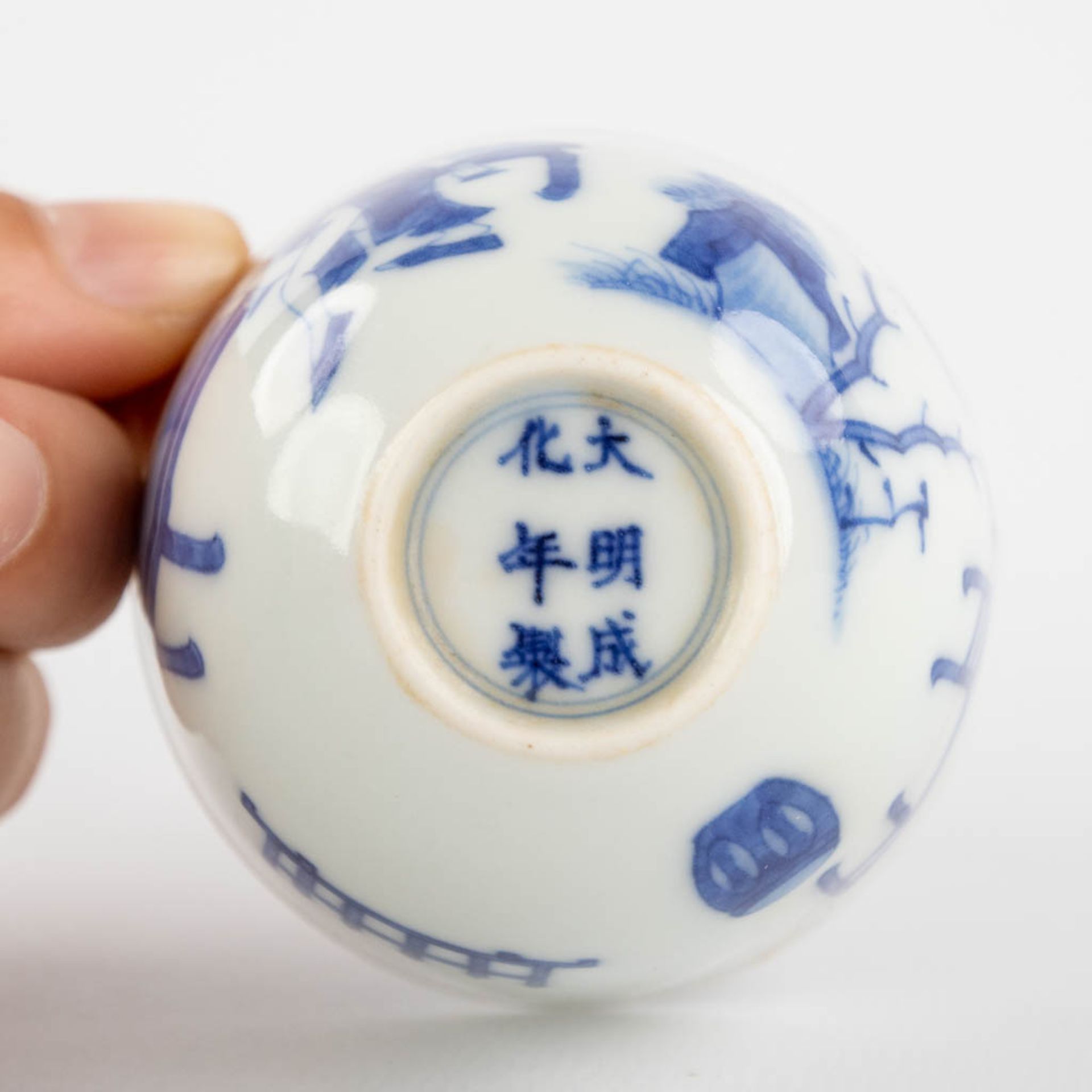 A small Chinese teacup with blue-white erotic scène, Chenghua mark, 19th/20th C. (H:4,5 x D:6,2 cm) - Image 9 of 11