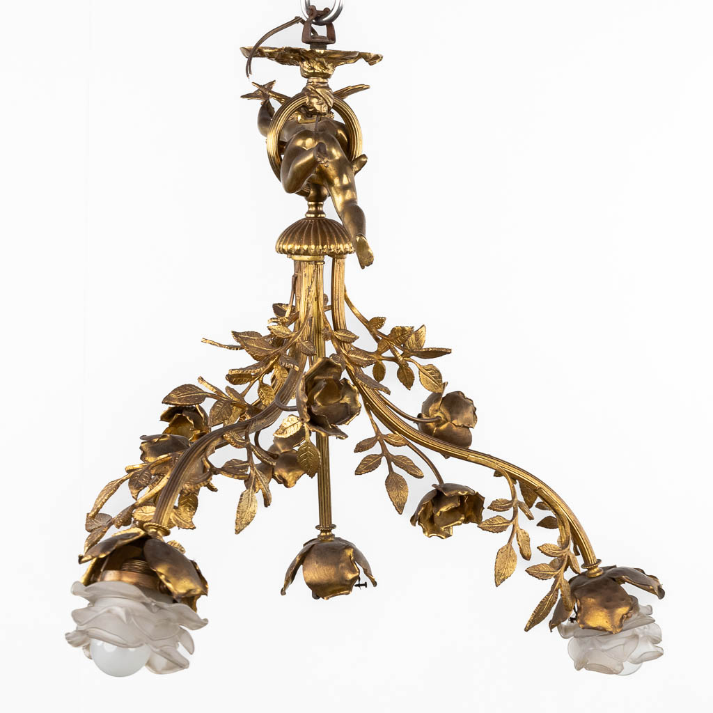 A chandelier with a putto, gilt brass decorated with branches and flowers. 20th C. (H:65 x D:56 cm) - Bild 4 aus 12