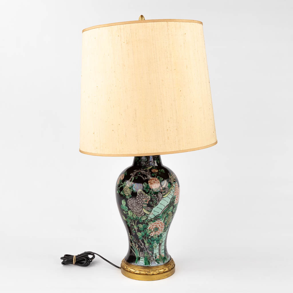 A table lamp with Famille Noir Chinese vase. (H:84 x D:22 cm)