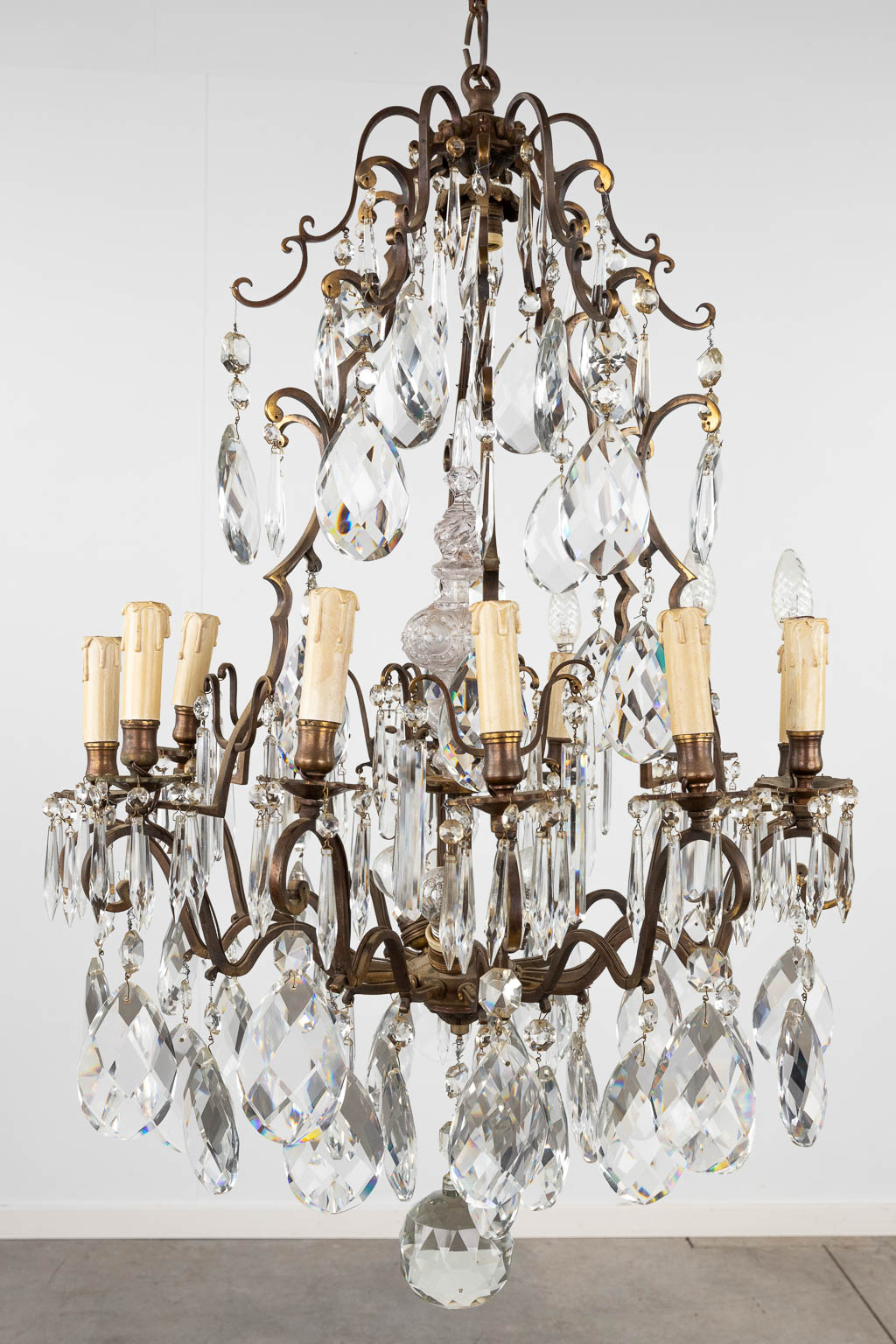 A big antique chandelier, brass and glass. France. Circa 1900. (H:105 x D:65 cm) - Bild 3 aus 13