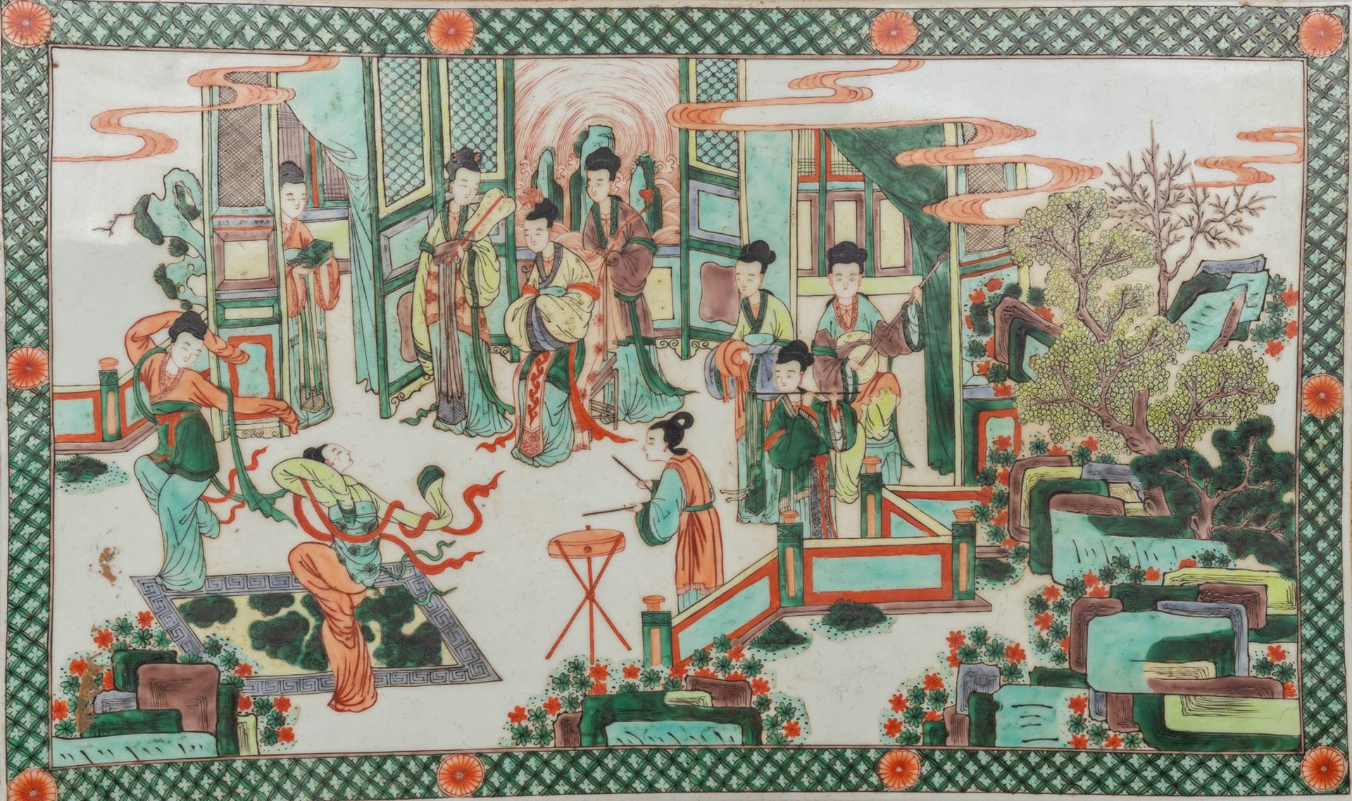 A large Chinese porcelain plaque, Famille Verte decorated with figurines. 19th/20th C. (W:70 x H:42