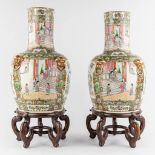 Two large Chinese Canton vases on a pedestal, 20th C. (H:50 x D:32 cm)