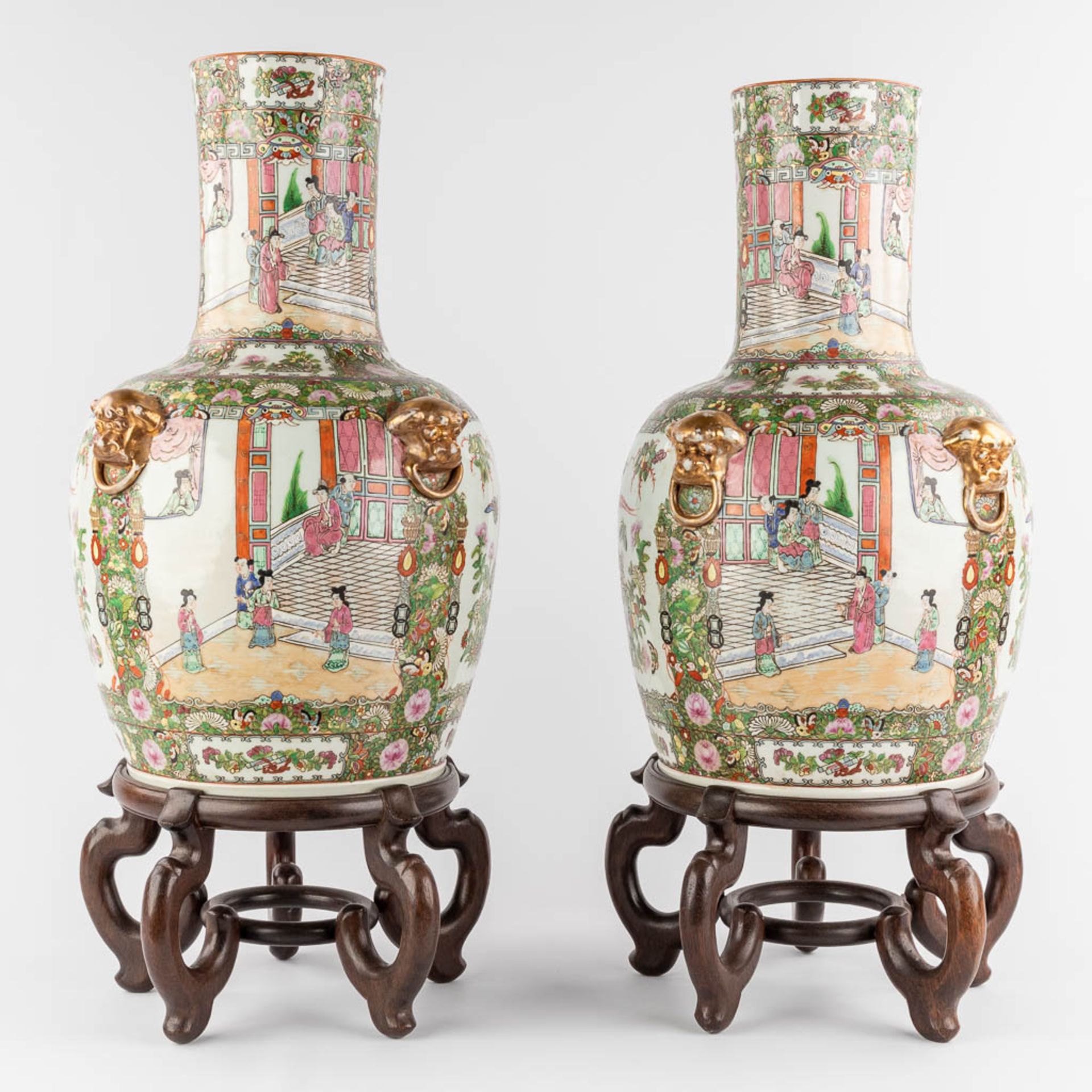 Two large Chinese Canton vases on a pedestal, 20th C. (H:50 x D:32 cm)