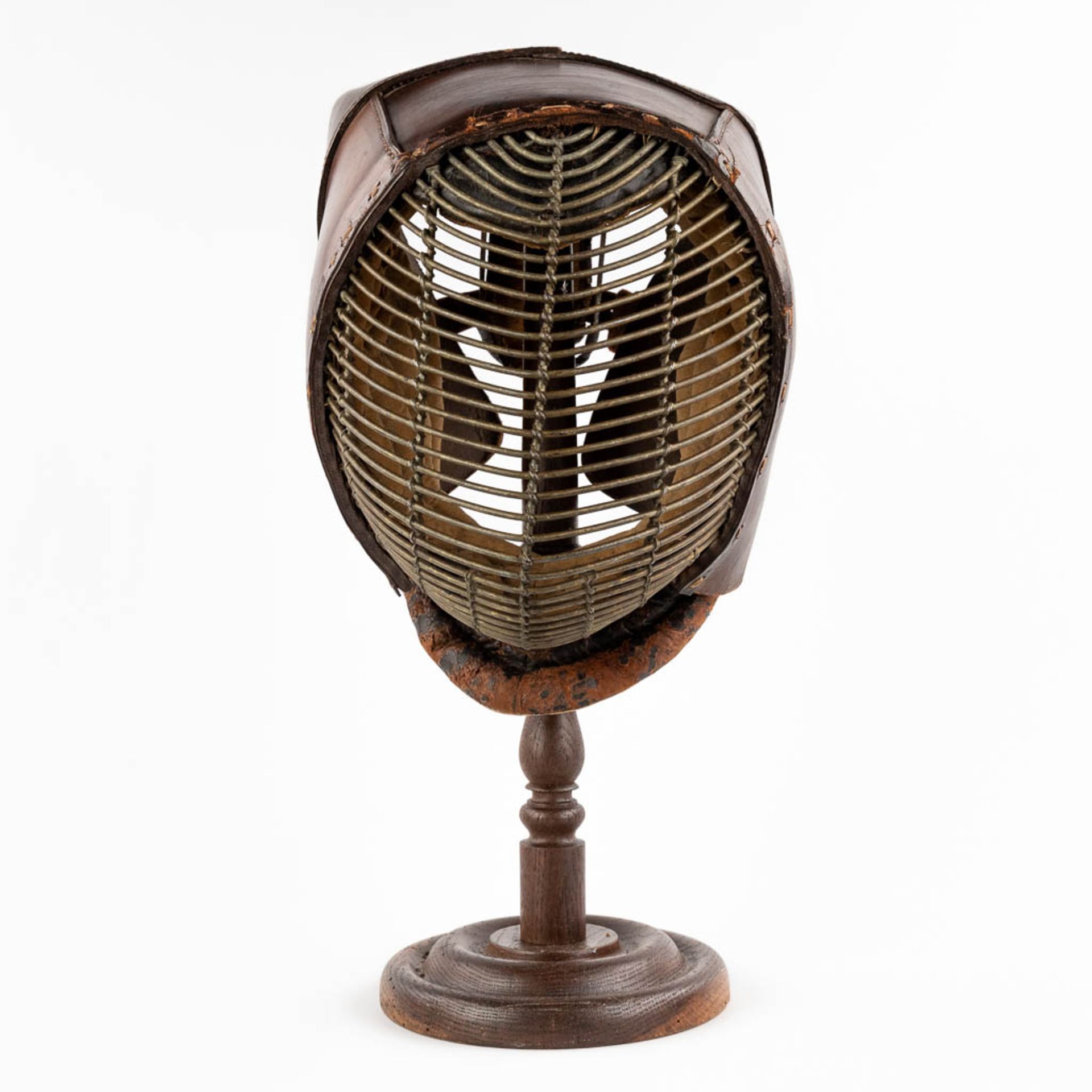 A decorative Fencing helmet on a stand, 'The Blackman Leather Goods', 1936. (D:24 x W:36 x H:29 cm) - Bild 3 aus 12