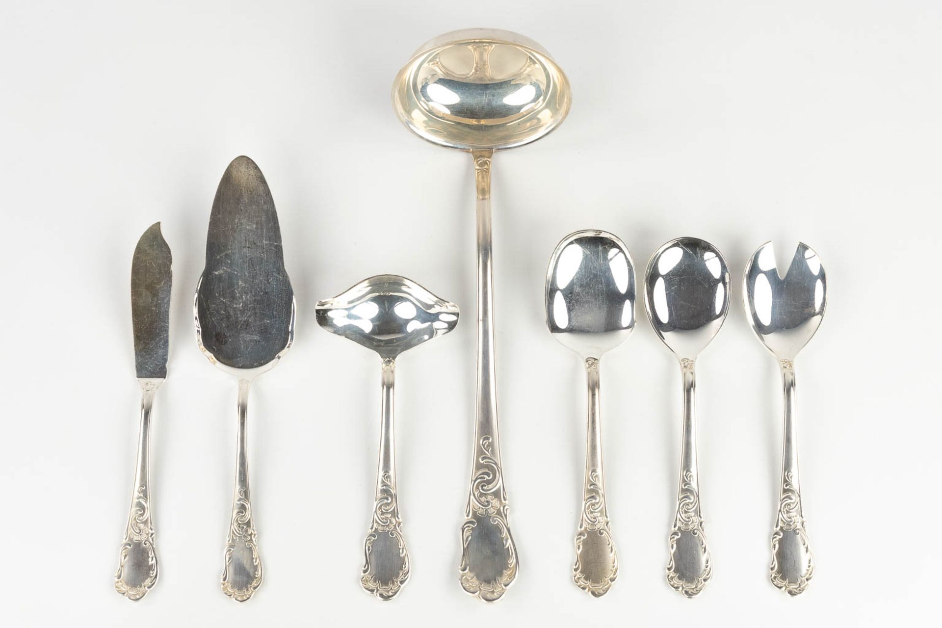 A silver-plated cutlery in a storage box, Louis XV style. 101 pieces. (D:29 x W:52 x H:17 cm) - Bild 13 aus 21
