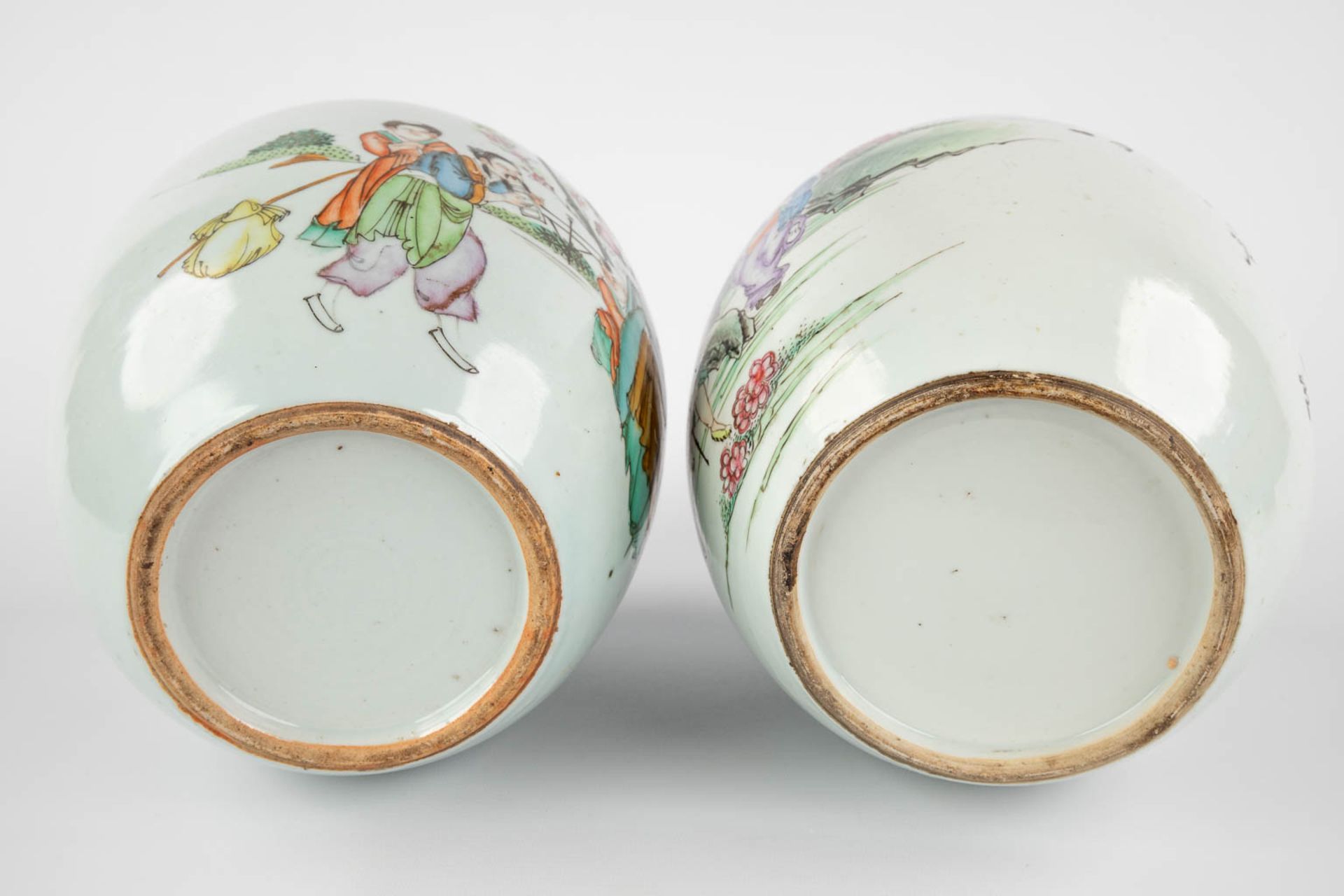 Two Chinese ginger jars, Famille Rose, decorated with wise men and fishermen. 19th/20th C. (H:30 x D - Image 8 of 15