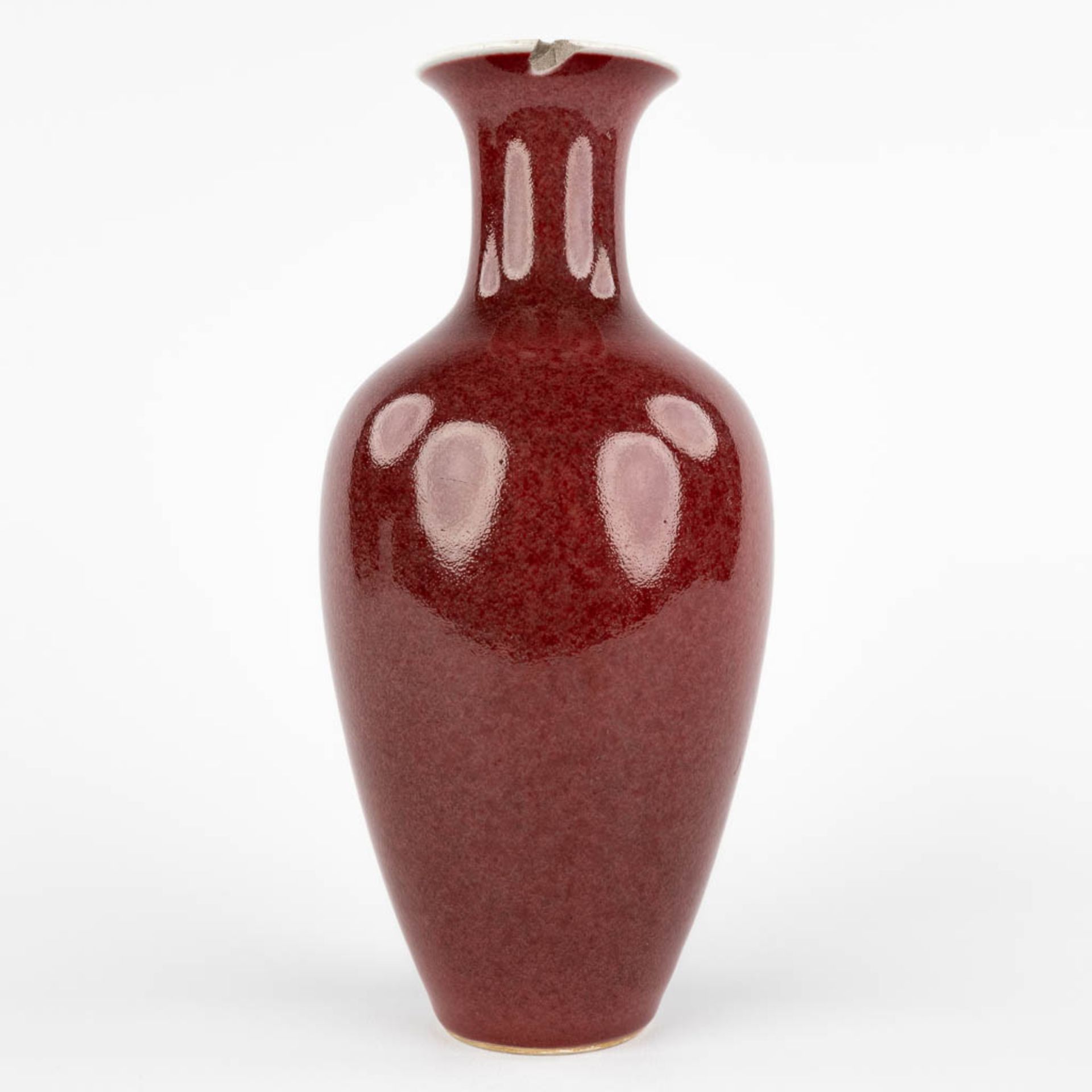 A Chinese 'Sang De Boeuf' vase with dark red glaze, Qianlong mark and period. (H:24 x D:11 cm) - Image 4 of 9