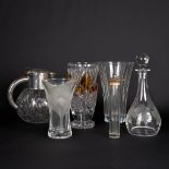 An assembled collection of glas and glassware. 5 pieces. (H:25 cm)