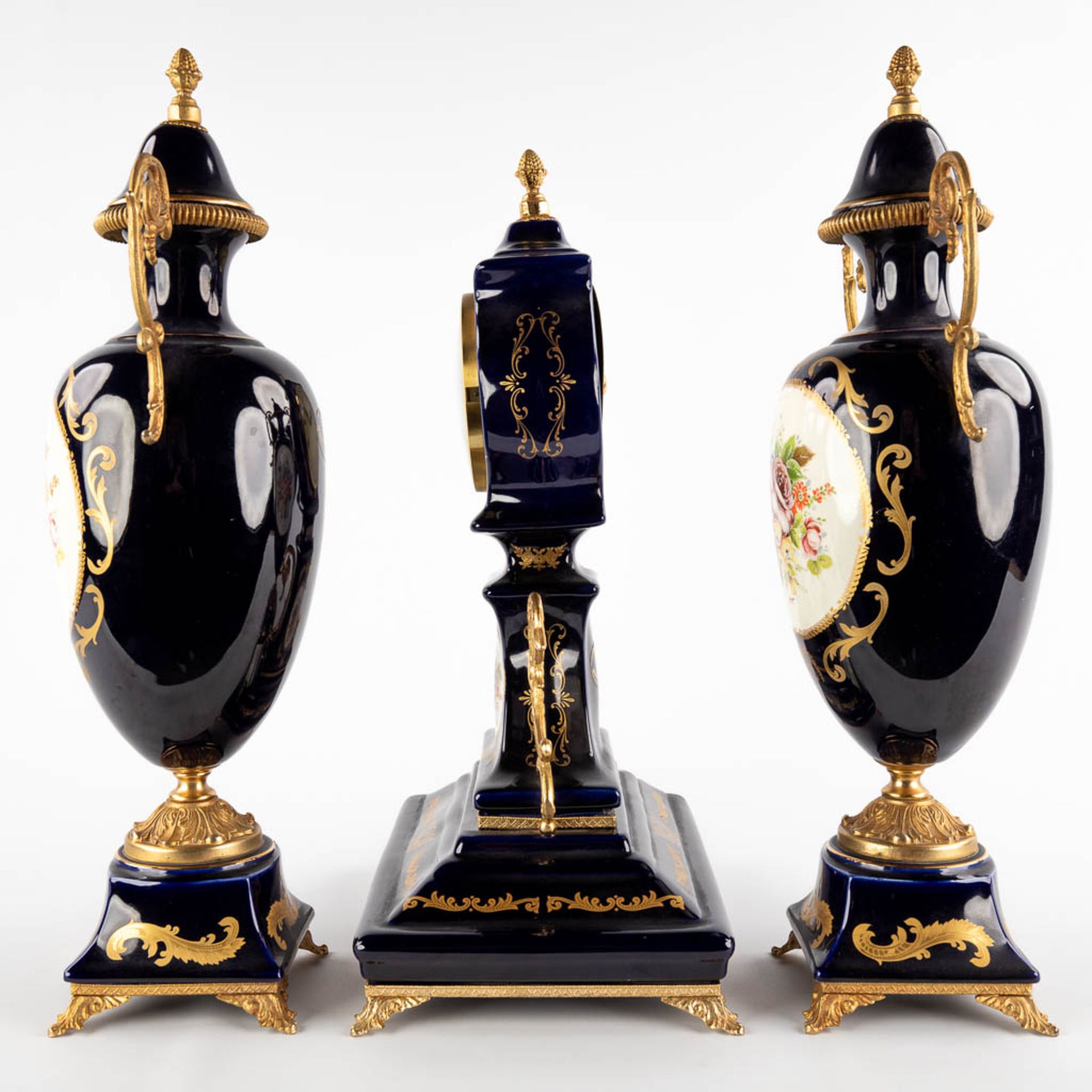 A three-piece mantle garniture clock with side pieces, cobalt blue porcelain mounted with bronze. Sè - Bild 7 aus 13