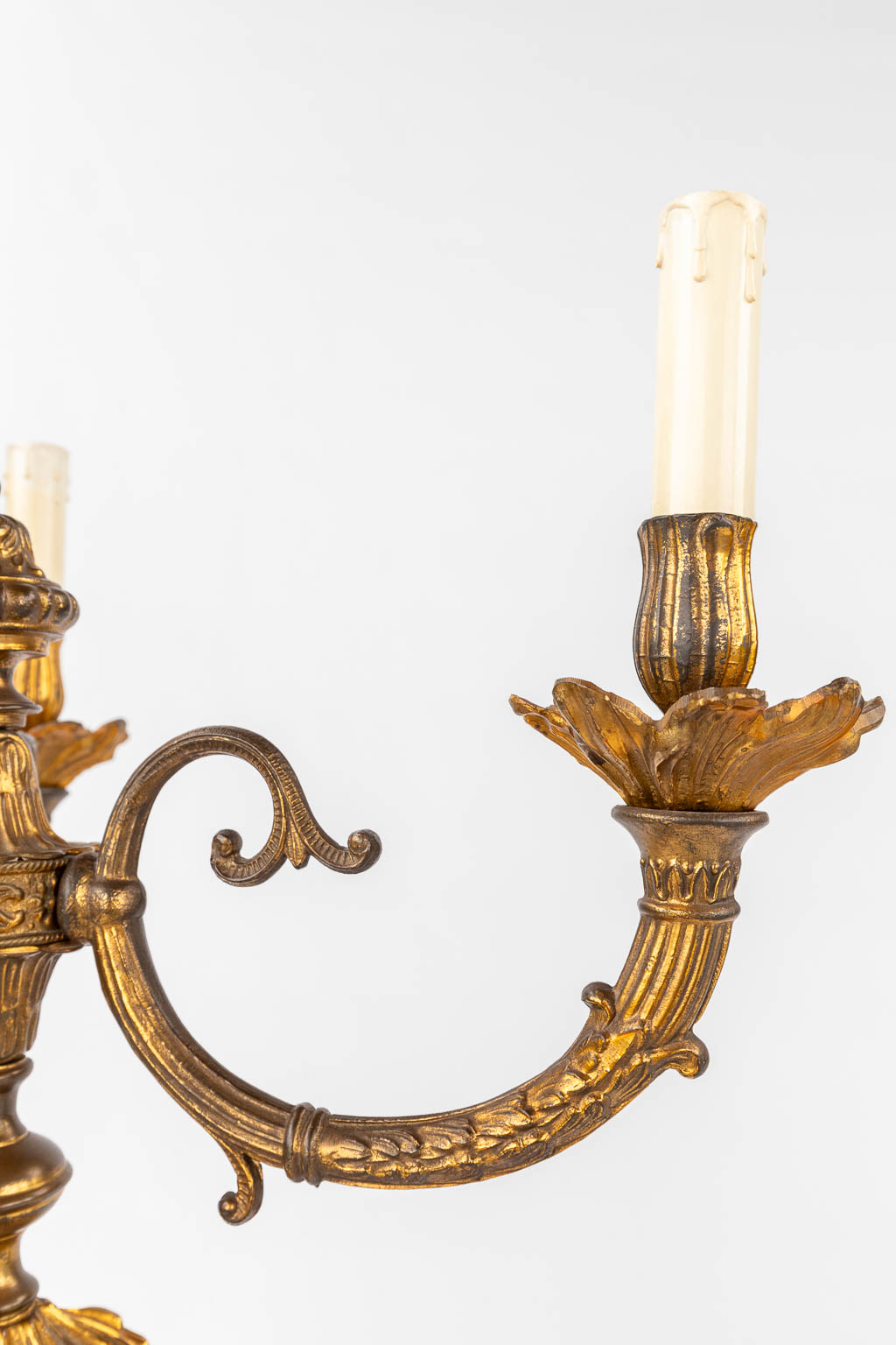 A pair of table lamps or candelabra, gilt bronze on a marble base, decorated with Putti. 20th C. (H: - Bild 10 aus 10