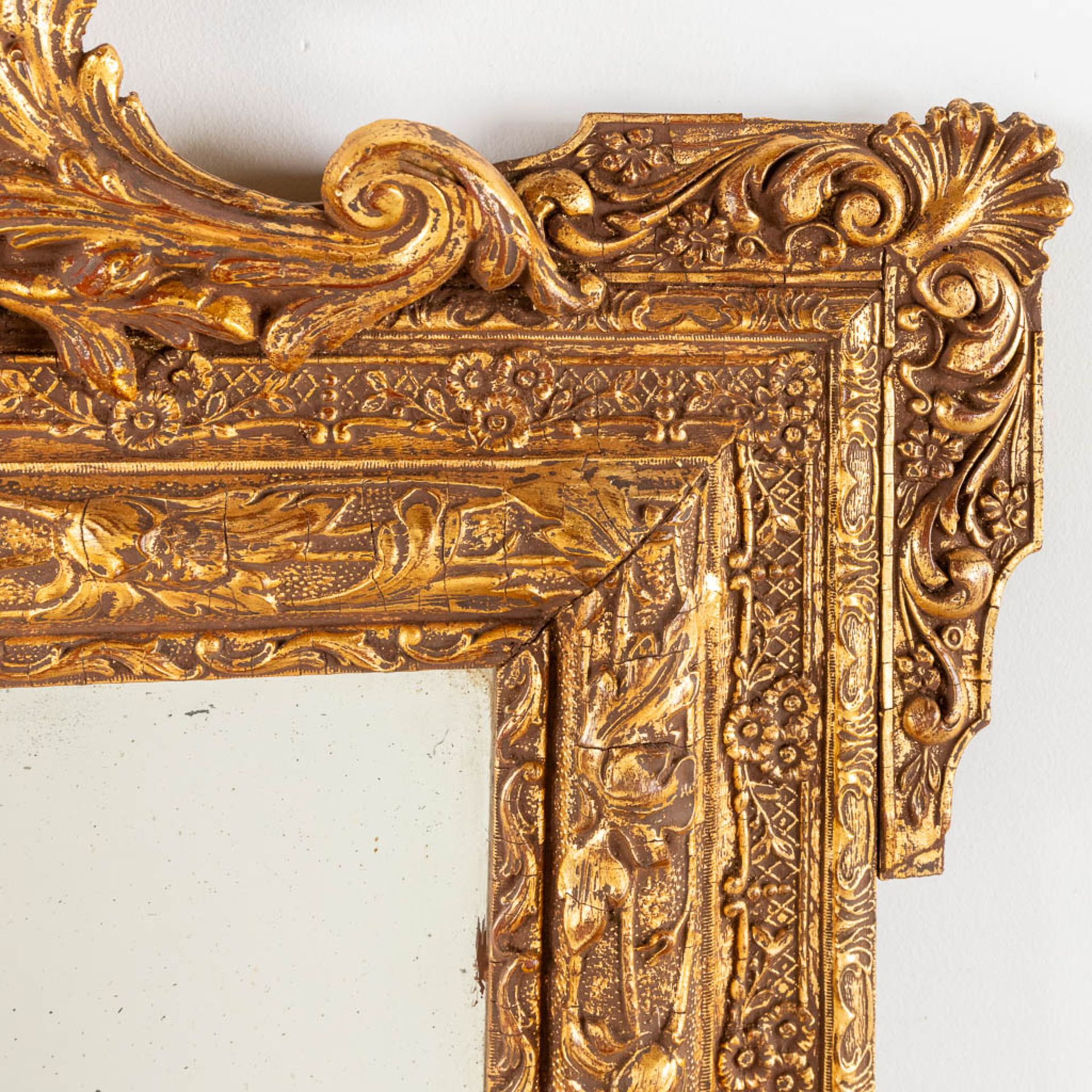 A mirror, sculptured wood and gilt stucco. Circa 1900. (W:135 x H:85 cm) - Image 4 of 8