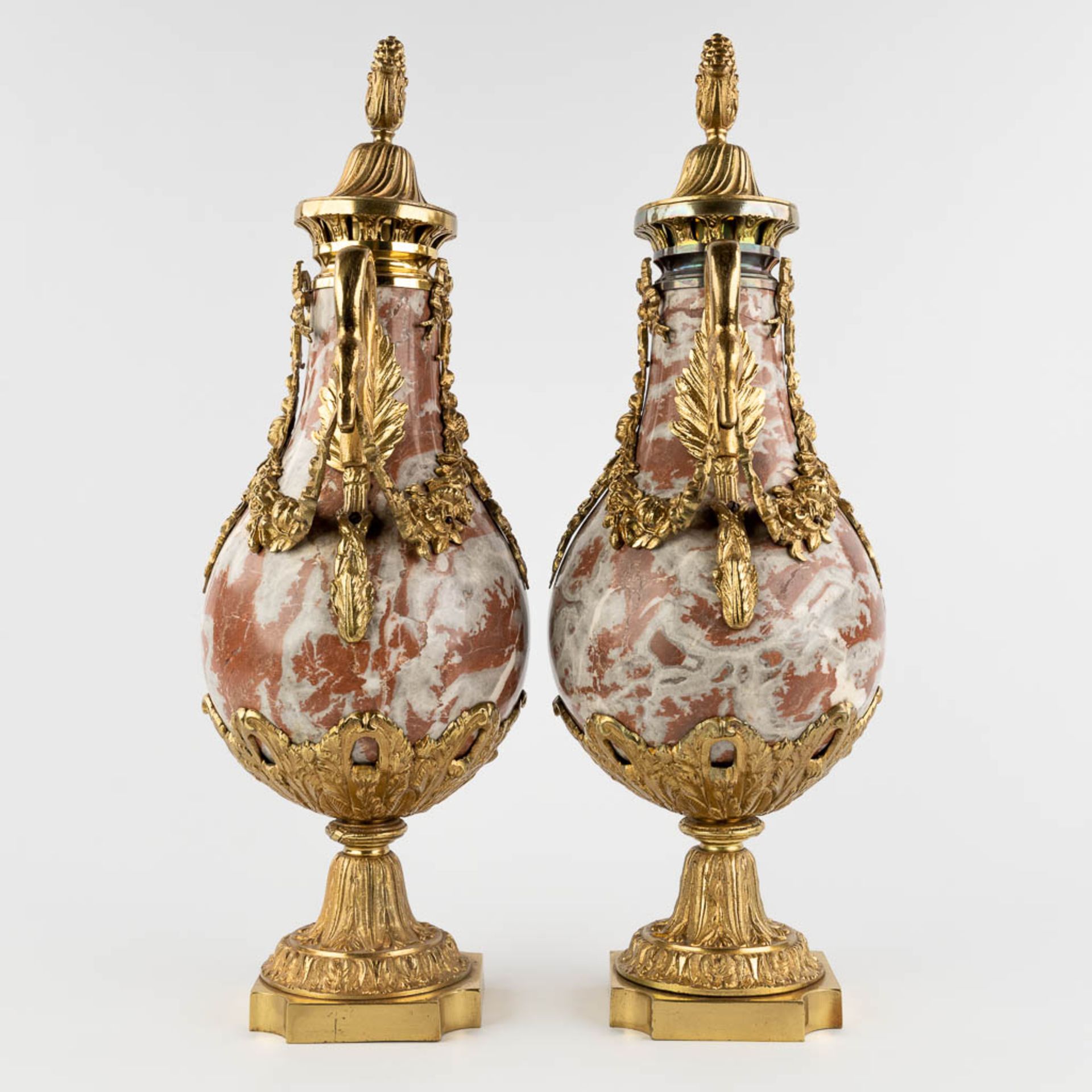 A pair of cassolettes, red and grey marble mounted with bronze in Empire style. (D:18 x W:23 x H:54  - Bild 4 aus 13