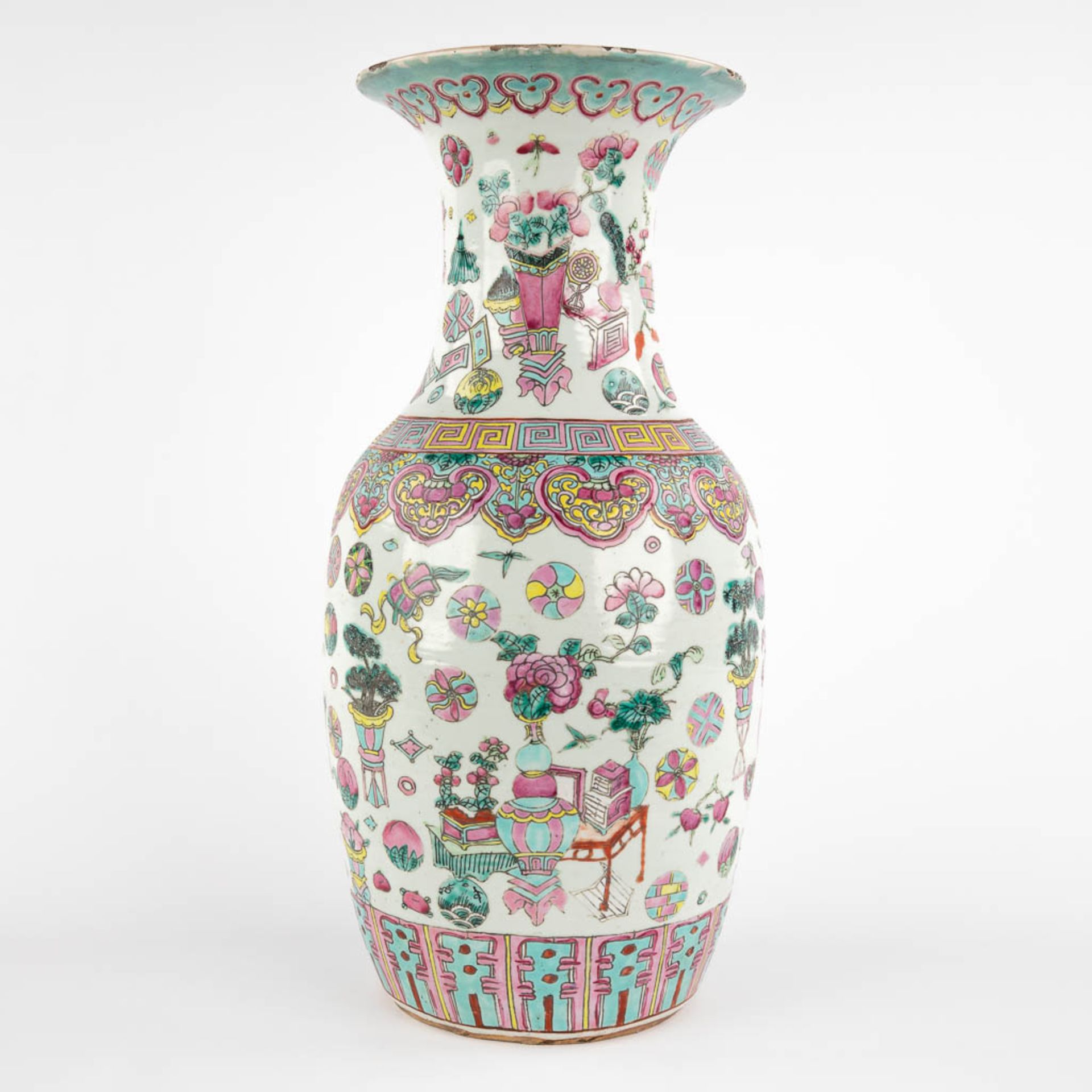 A Chinese vase with a decor of antiquities. 19th/20th C. (H:44 x D:21 cm) - Image 3 of 11