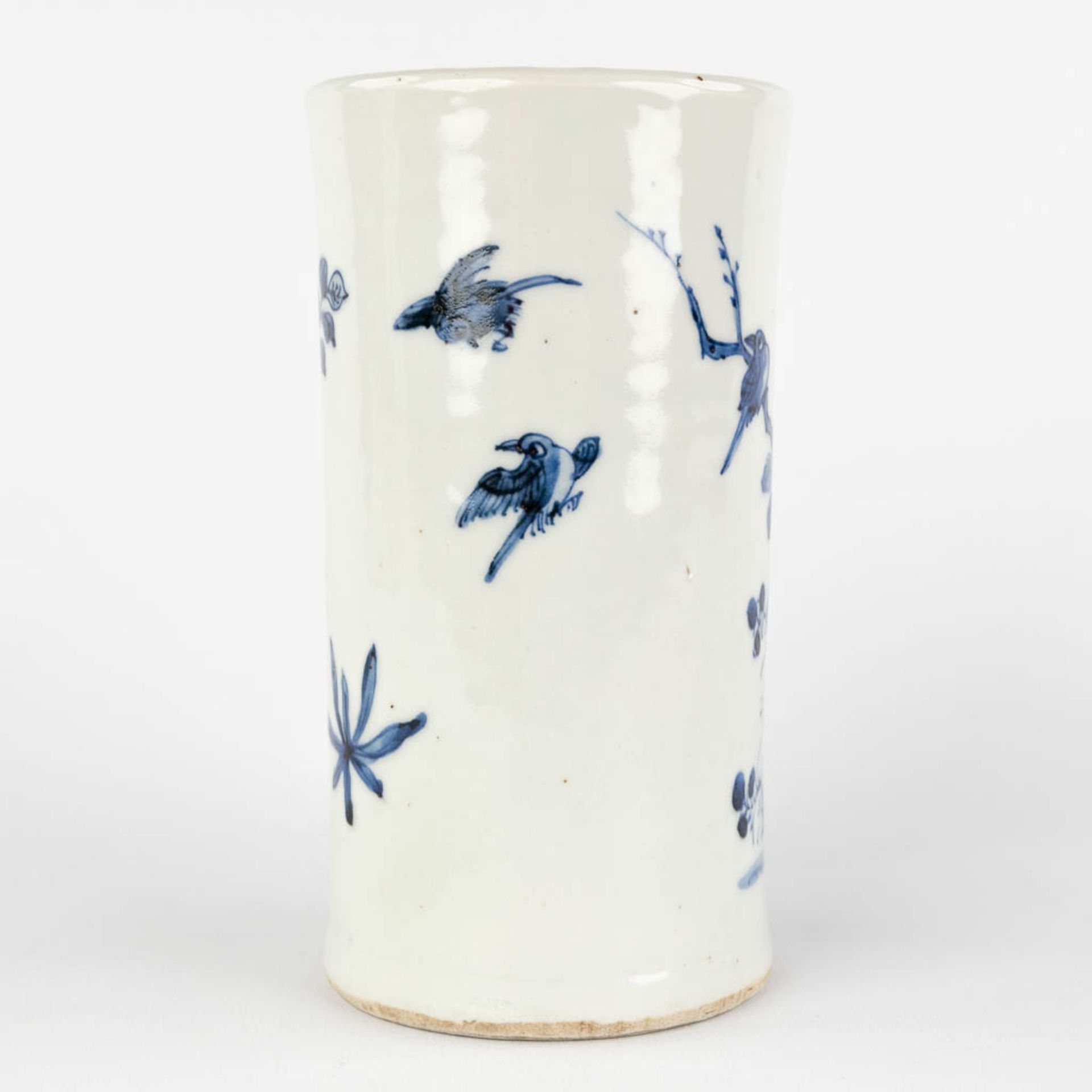 A Chinese long brushpot with blue-white decor of fauna and flora. 19th C. (H:17,5 x D:9,5 cm) - Image 4 of 11