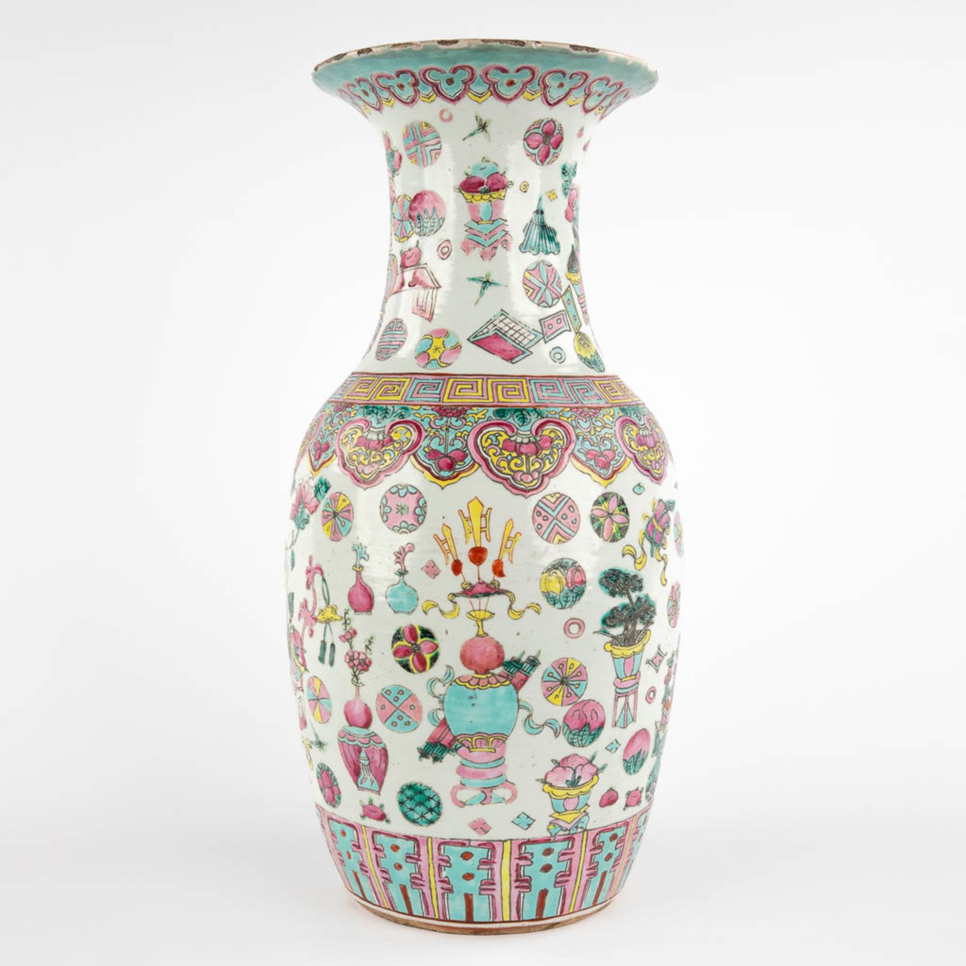 A Chinese vase with a decor of antiquities. 19th/20th C. (H:44 x D:21 cm) - Image 4 of 11