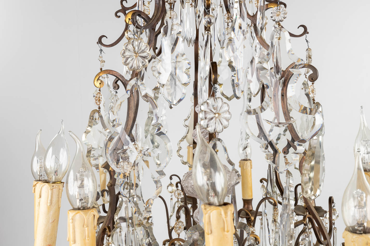 A big antique chandelier, brass and glass. France. Circa 1900. (H:122 x D:66 cm) - Bild 5 aus 15