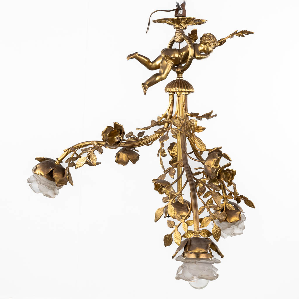 A chandelier with a putto, gilt brass decorated with branches and flowers. 20th C. (H:65 x D:56 cm) - Bild 5 aus 12