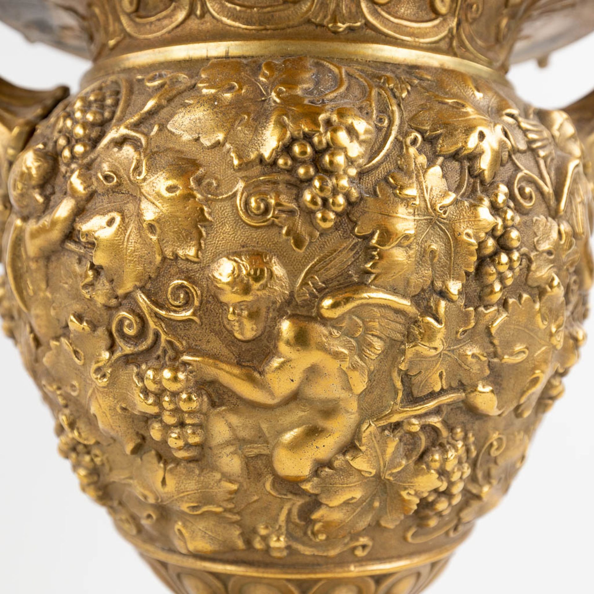An urn with large handles, decorated with putti and grape vines, bronze mounted on marble. (W:25 x H - Bild 13 aus 17
