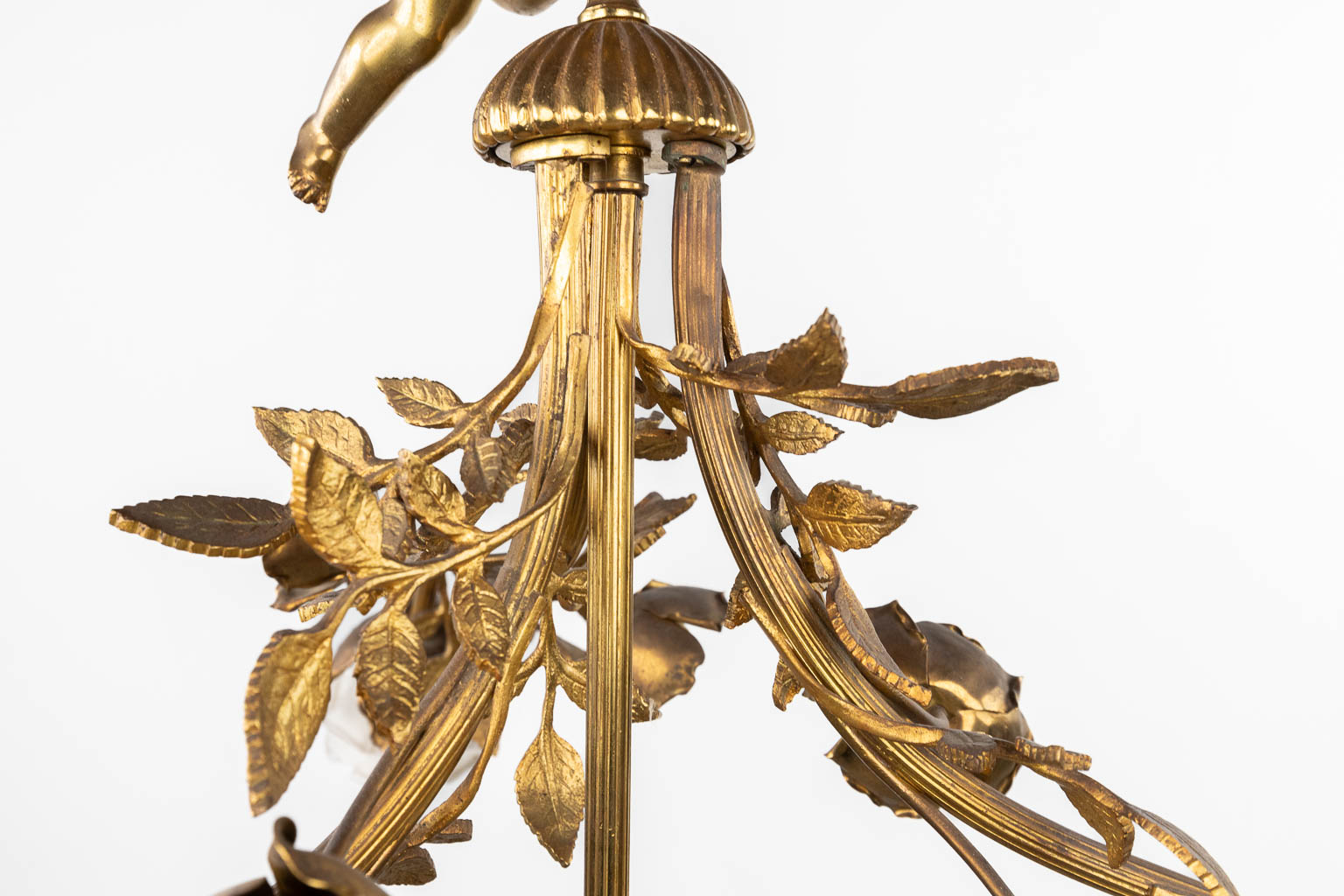 A chandelier with a putto, gilt brass decorated with branches and flowers. 20th C. (H:65 x D:56 cm) - Bild 7 aus 12