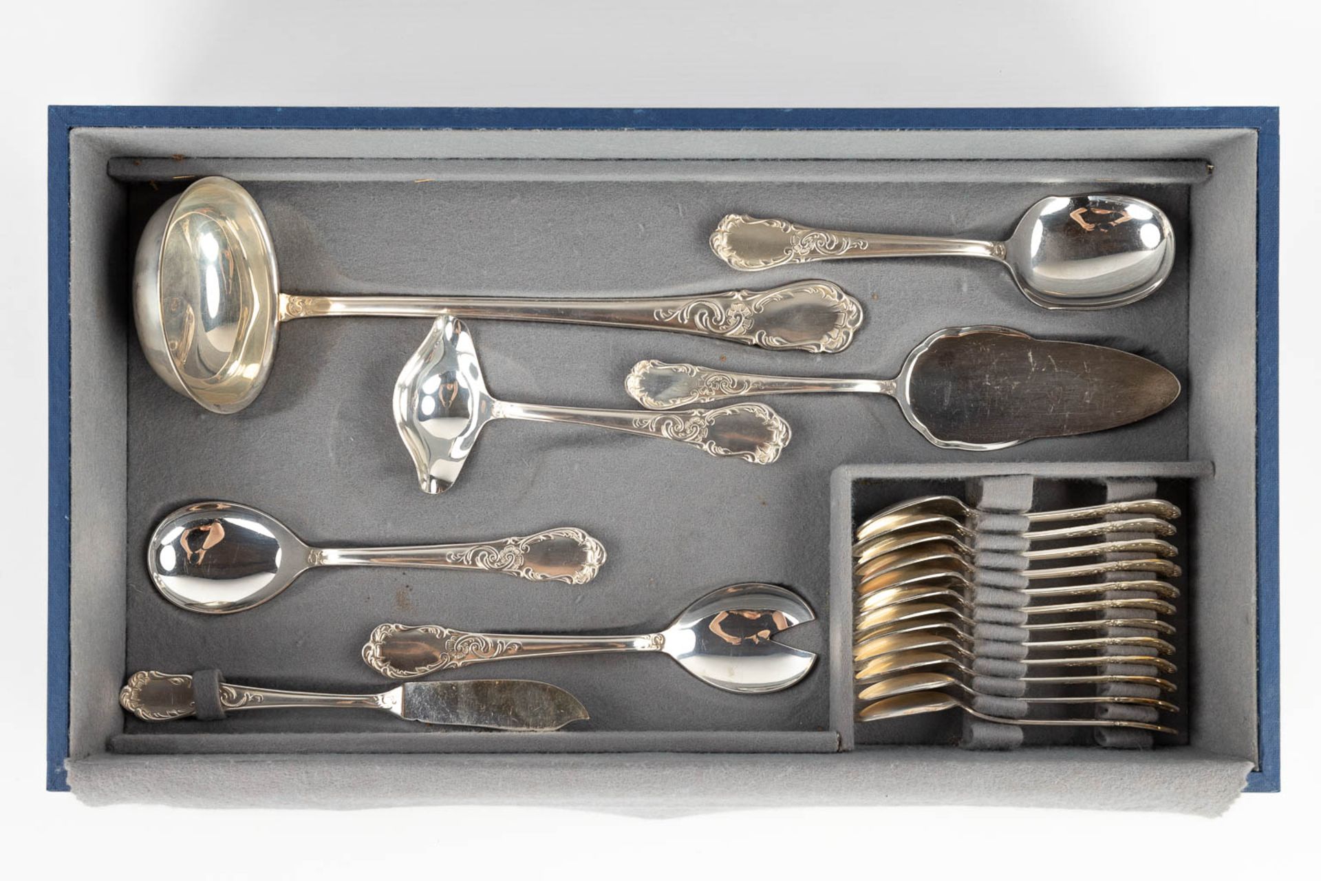 A silver-plated cutlery in a storage box, Louis XV style. 101 pieces. (D:29 x W:52 x H:17 cm) - Bild 20 aus 21