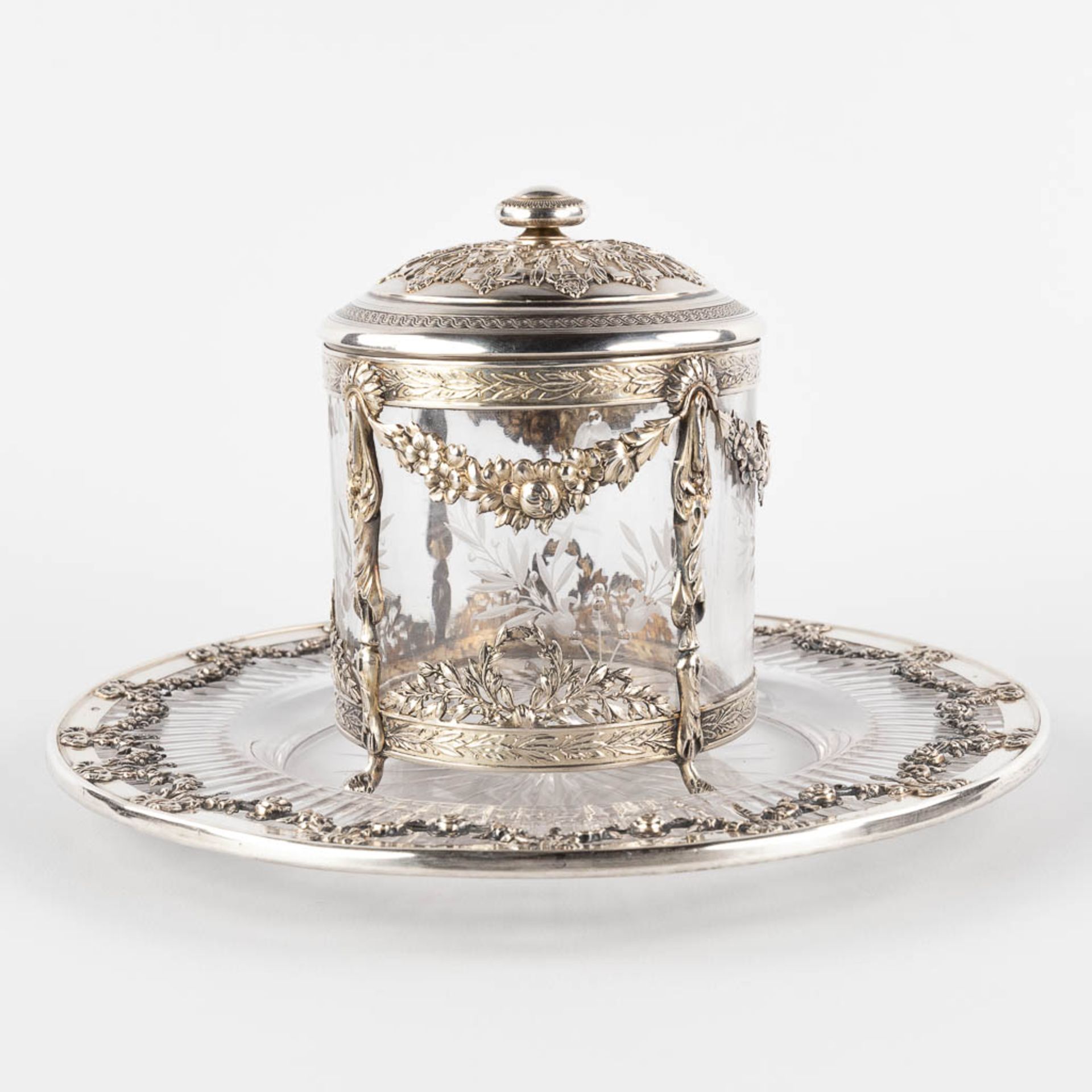 A small storage jar, glass mounted with silver, decorated with garlands. France. (H:13 x D:11,5 cm) - Image 3 of 15