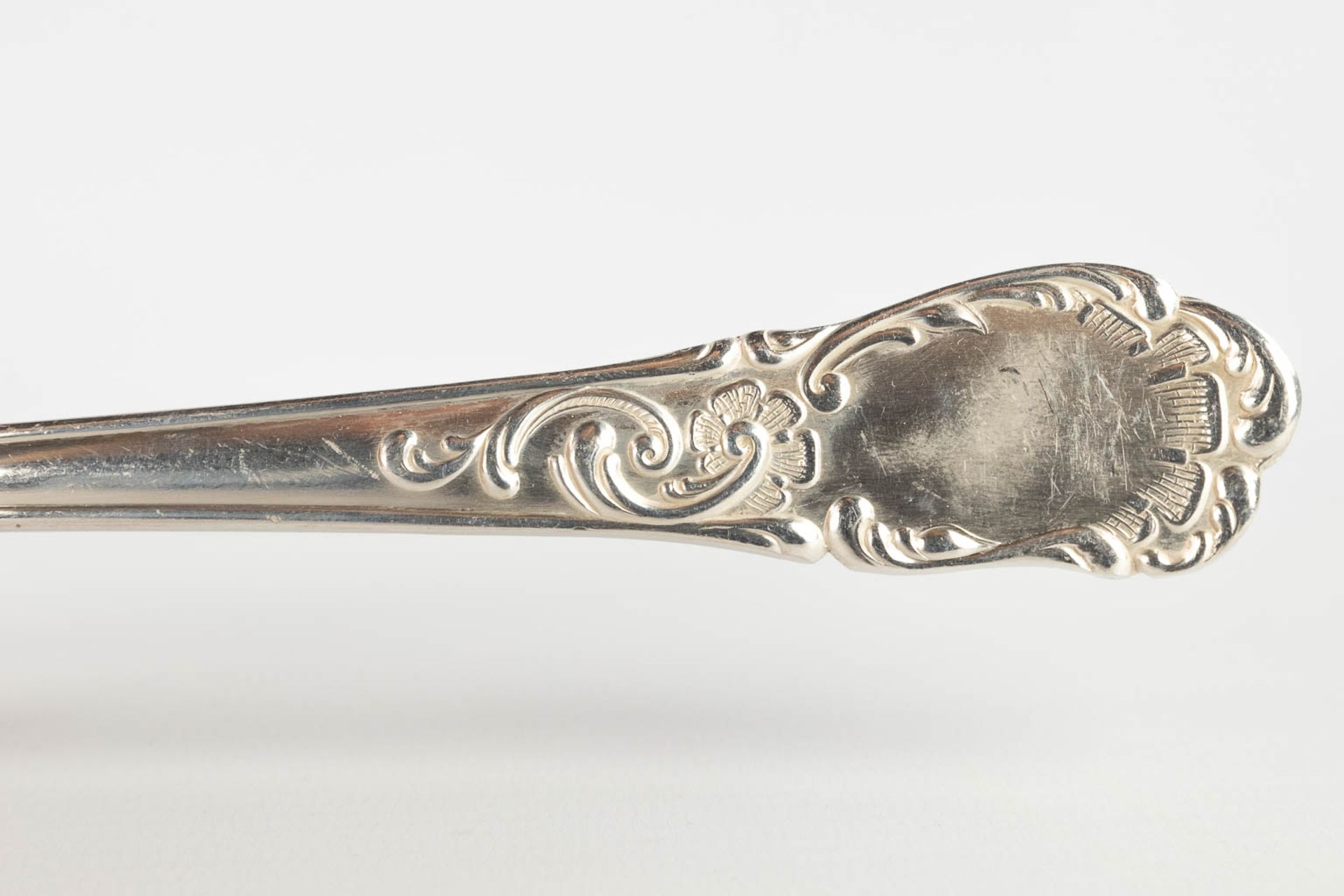 A silver-plated cutlery in a storage box, Louis XV style. 101 pieces. (D:29 x W:52 x H:17 cm) - Bild 5 aus 21