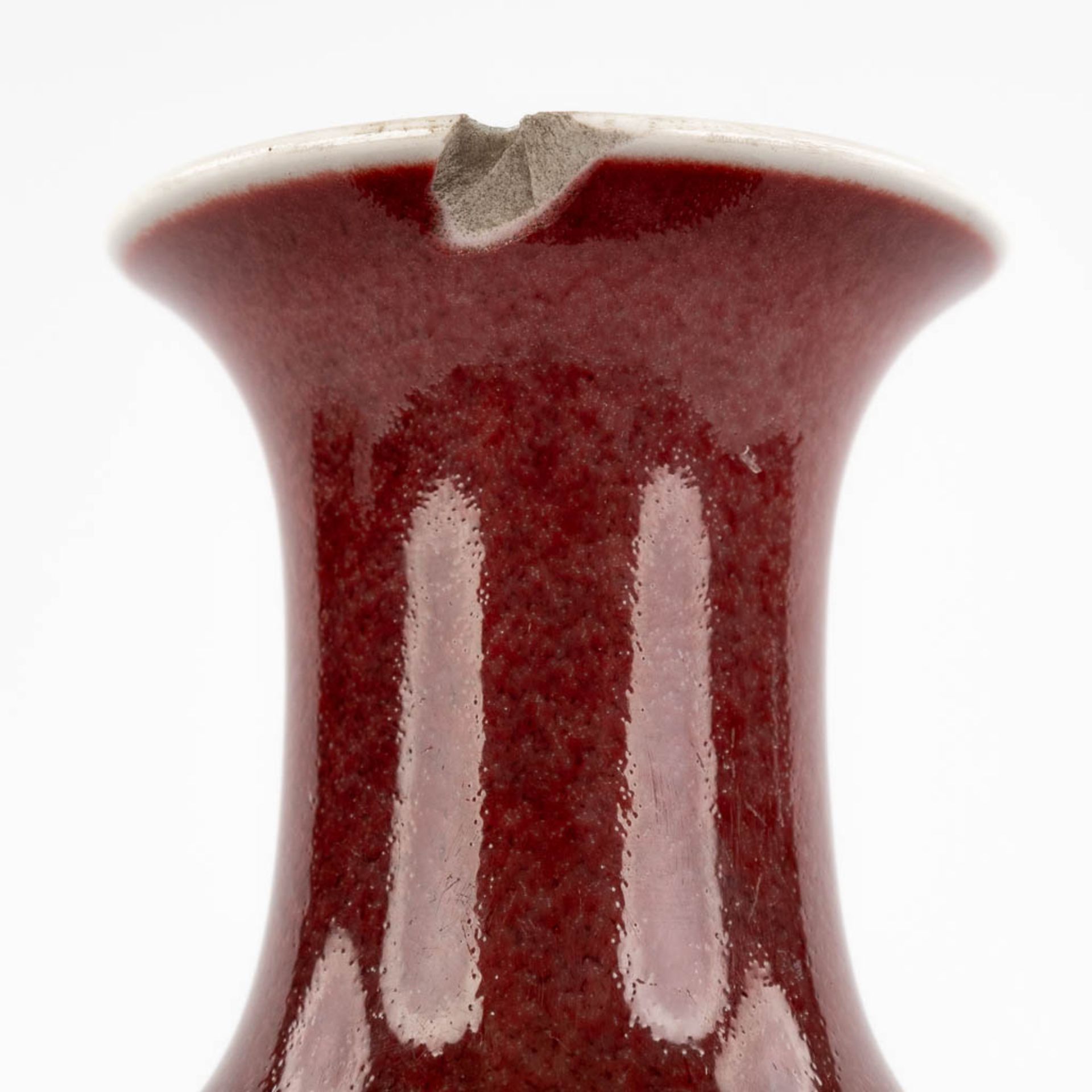 A Chinese 'Sang De Boeuf' vase with dark red glaze, Qianlong mark and period. (H:24 x D:11 cm) - Image 8 of 9