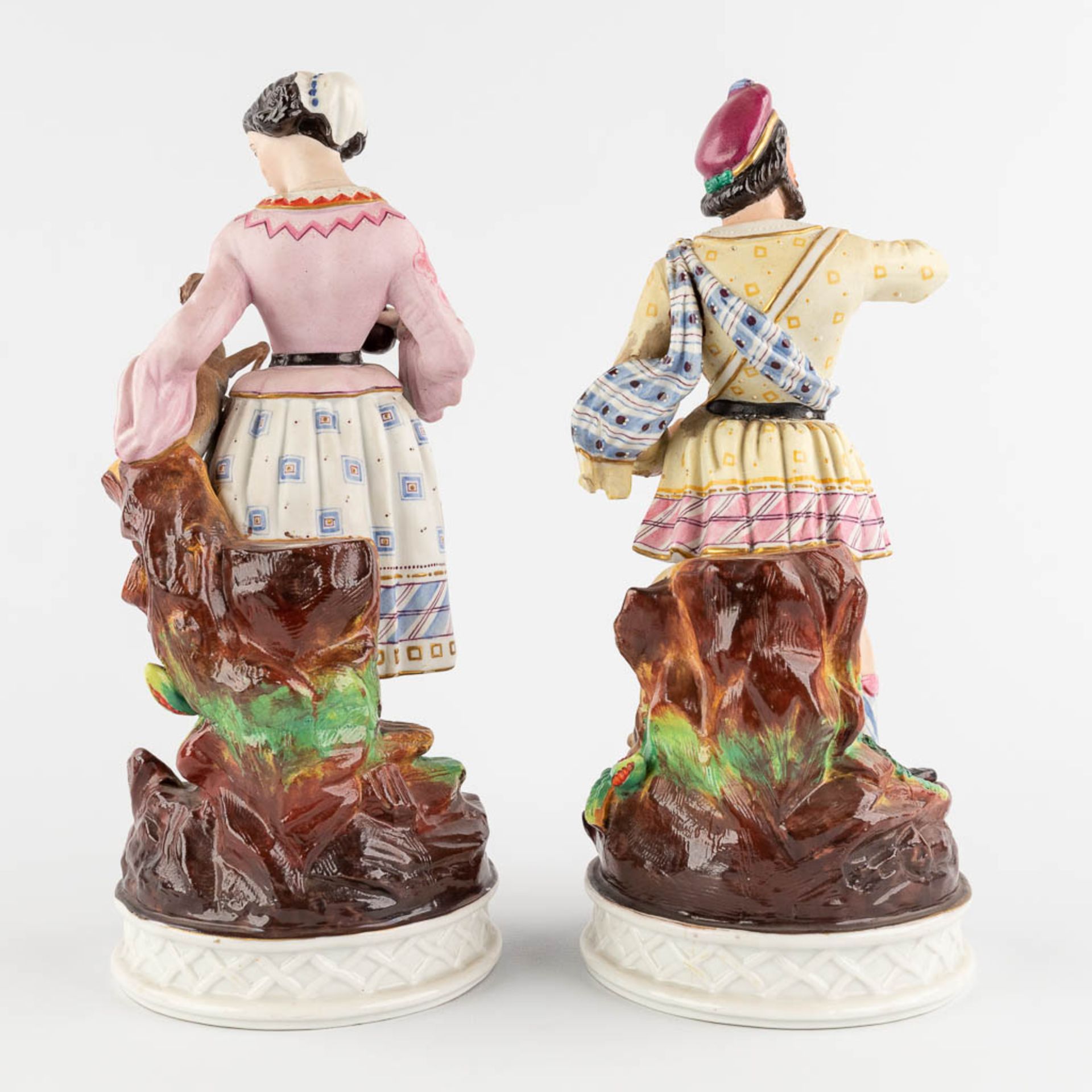A pair of bisque porcelain figurines with images of the hunt, probably England. 19th C. (H:29 cm) - Bild 4 aus 12