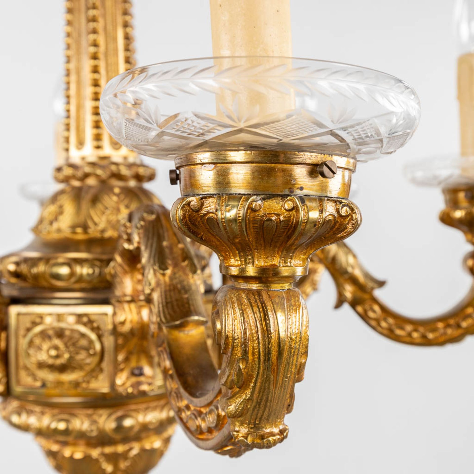 A large chandelier made of gilt bronze, 20th C. (H:72 x D:70 cm) - Bild 8 aus 10